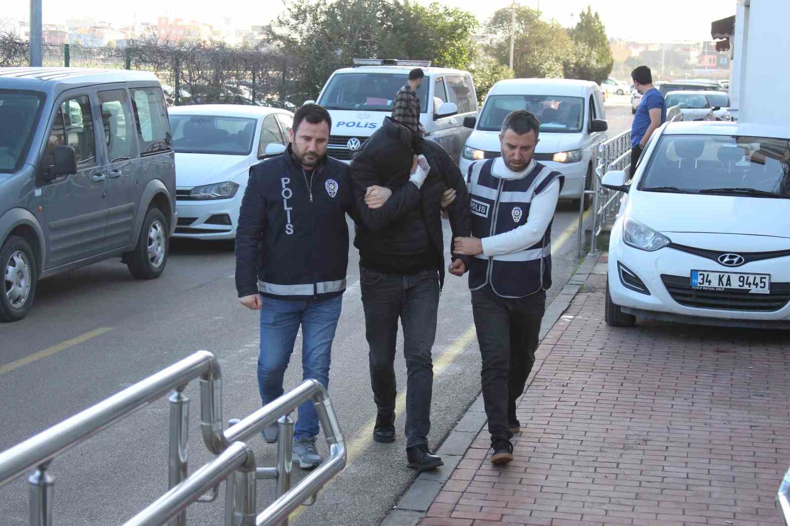 Sokak ortasında kavga eden eski çift adli kontrolle serbest kaldı
