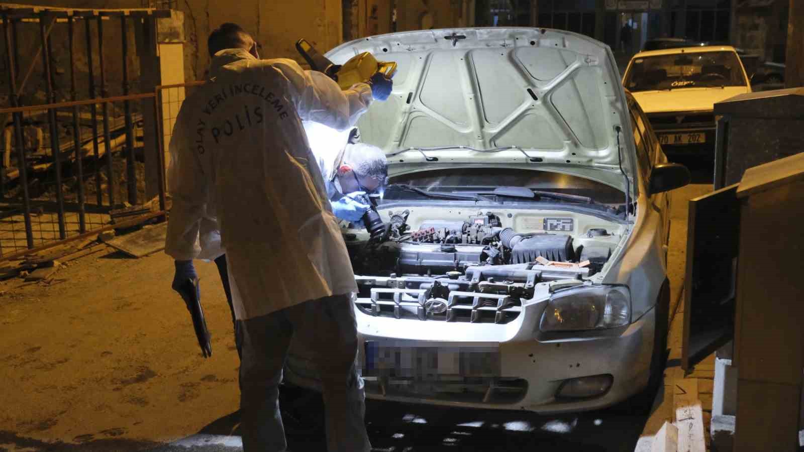 Sokak ortasında tüfekle rastgele ateş açıldı: Saçmalar bir araçla apartmanın kapısına isabet etti
