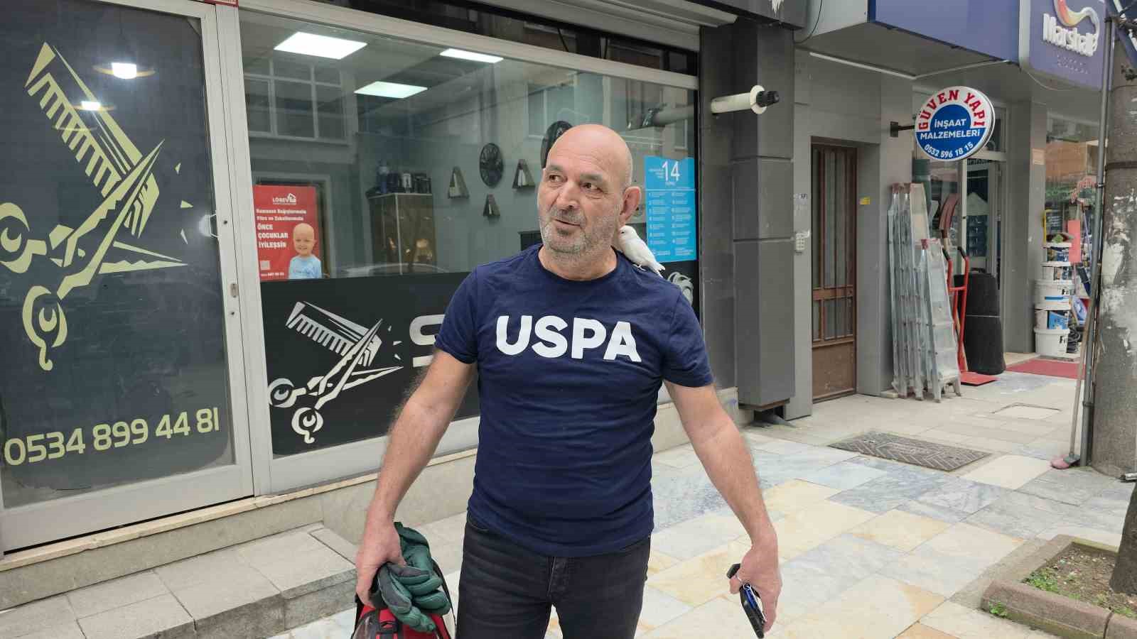 Sokaklarda omzundaki kuşuyla geziyor
Sokaklarda omzundaki kuşuyla geziyor