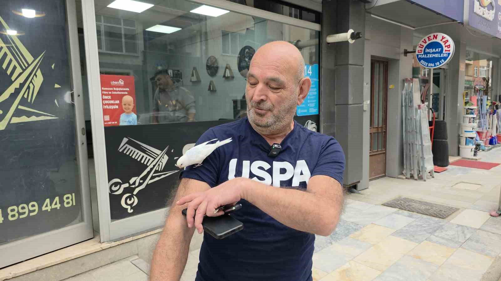 Sokaklarda omzundaki kuşuyla geziyor
Sokaklarda omzundaki kuşuyla geziyor