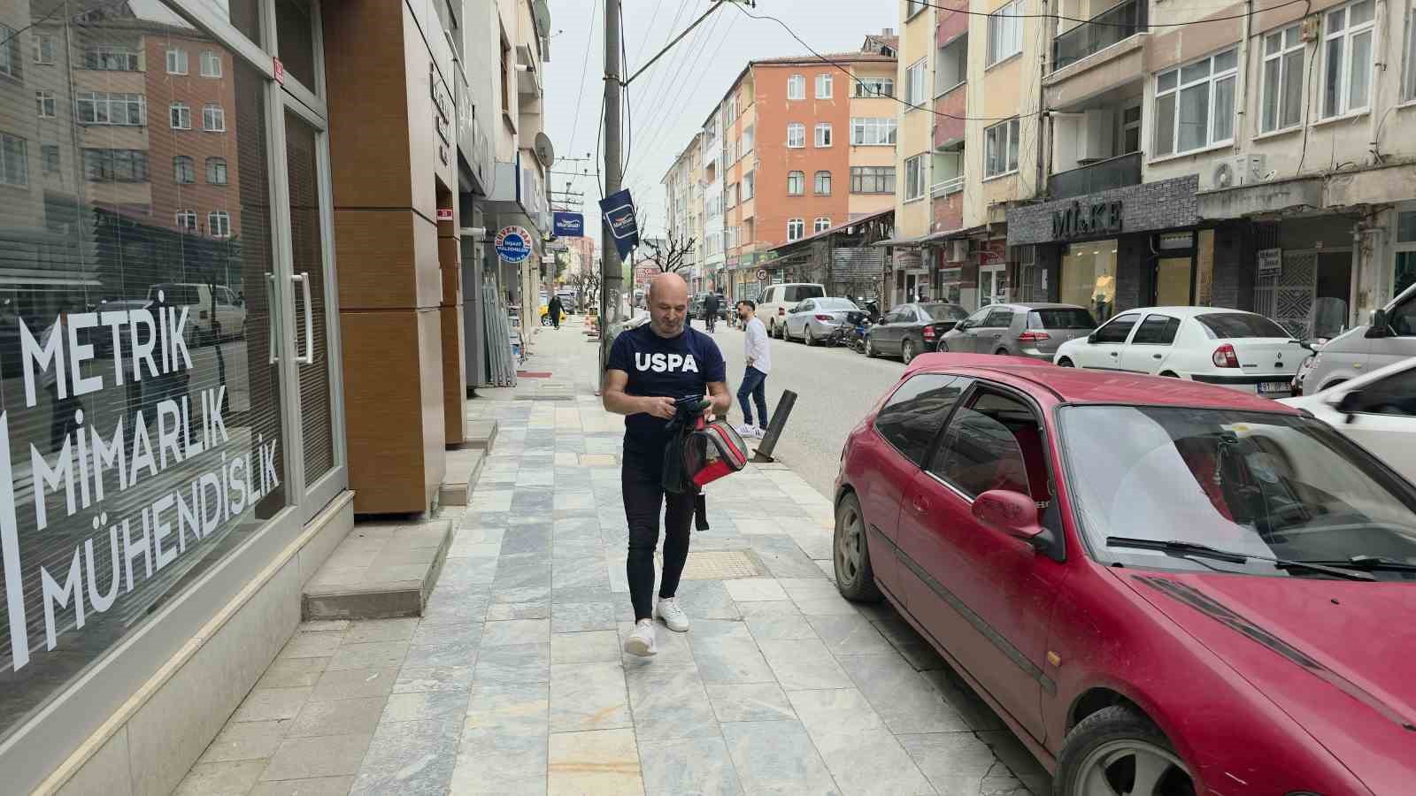 Sokaklarda omzundaki kuşuyla geziyor
Sokaklarda omzundaki kuşuyla geziyor