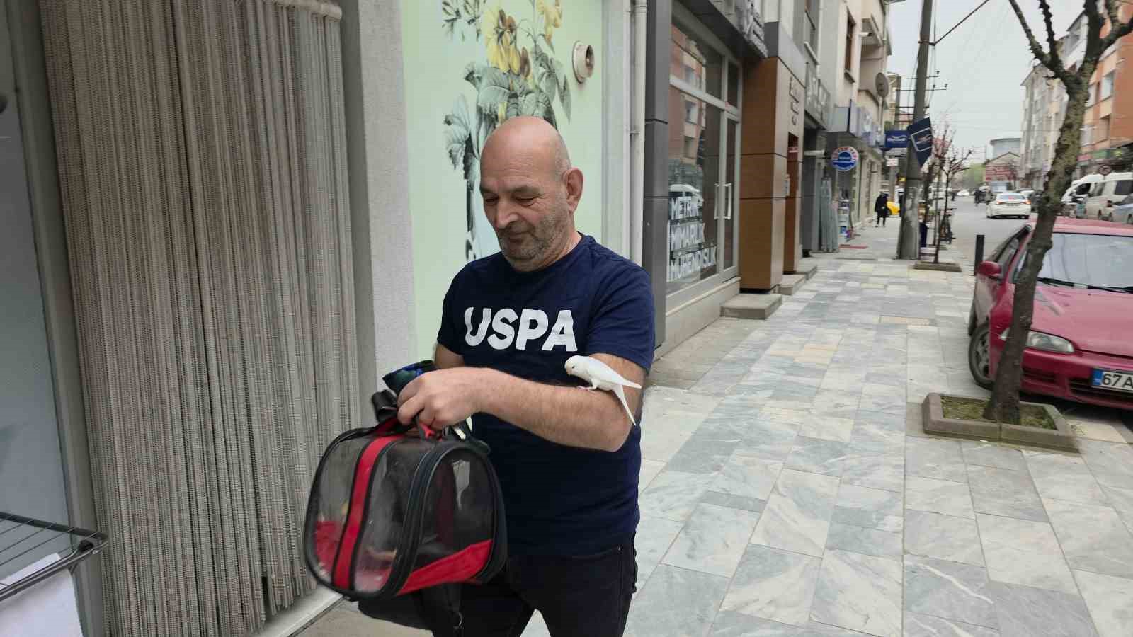 Sokaklarda omzundaki kuşuyla geziyor
Sokaklarda omzundaki kuşuyla geziyor