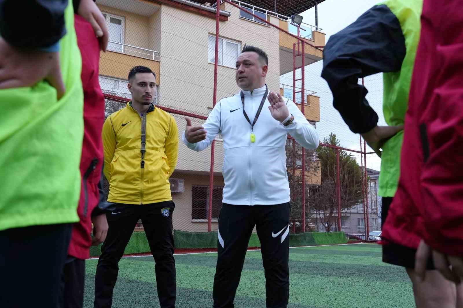 Sokaklardan sahalara uzanan başarı hikayesi: Memurluğu bırakıp hayalindeki kulübü kurdu
