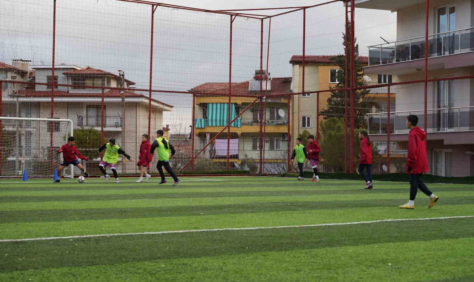 Sokaklardan sahalara uzanan başarı hikayesi: Memurluğu bırakıp hayalindeki kulübü kurdu

