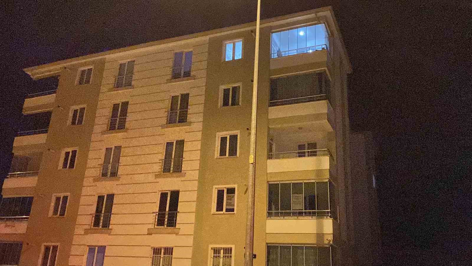 Sokakta rastgele tabancayla ateş eden maganda evin camına zarar verdi
