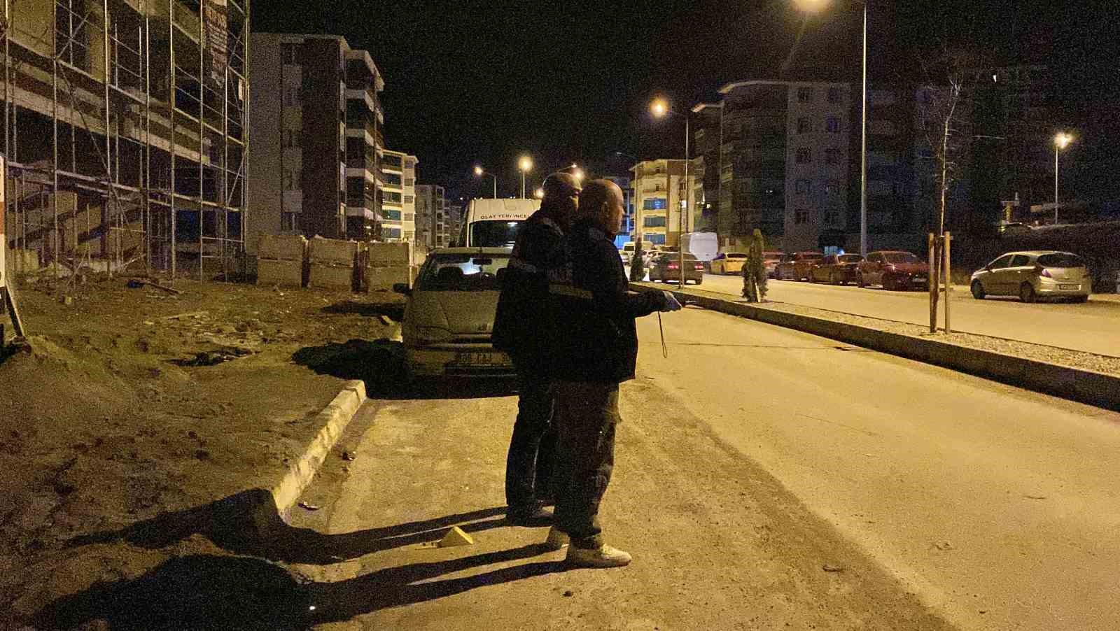 Sokakta rastgele tabancayla ateş eden maganda evin camına zarar verdi
