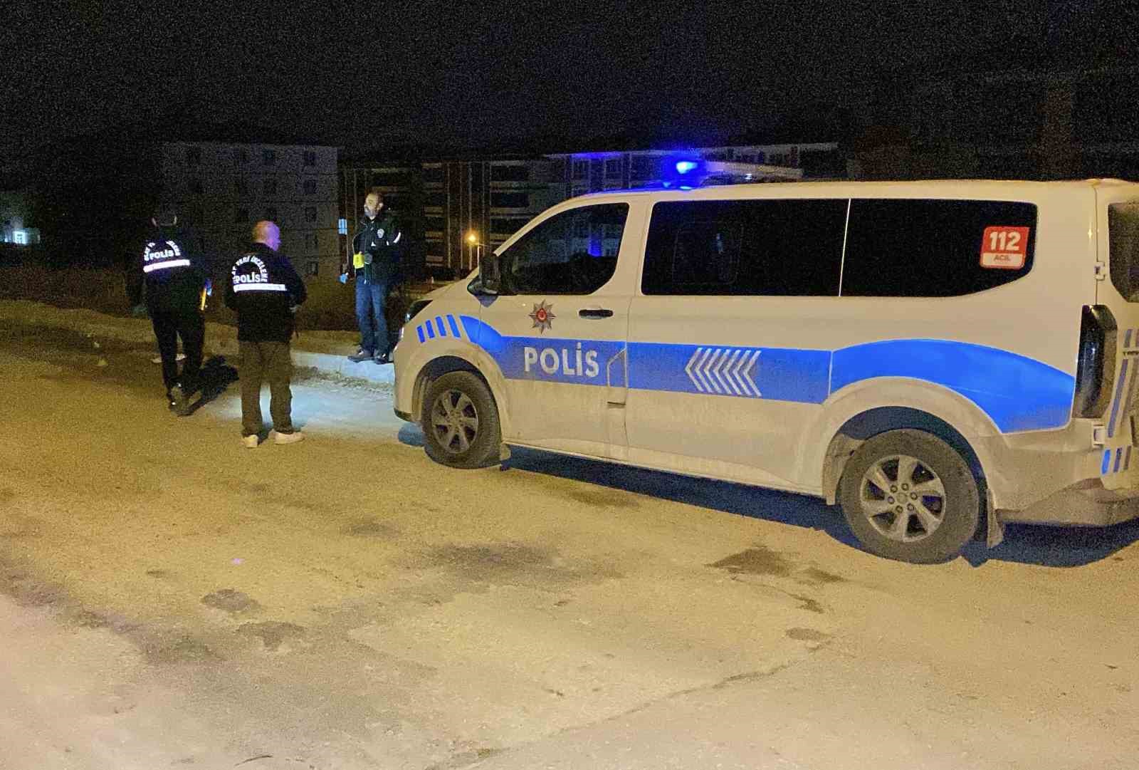 Sokakta rastgele tabancayla ateş eden maganda evin camına zarar verdi
