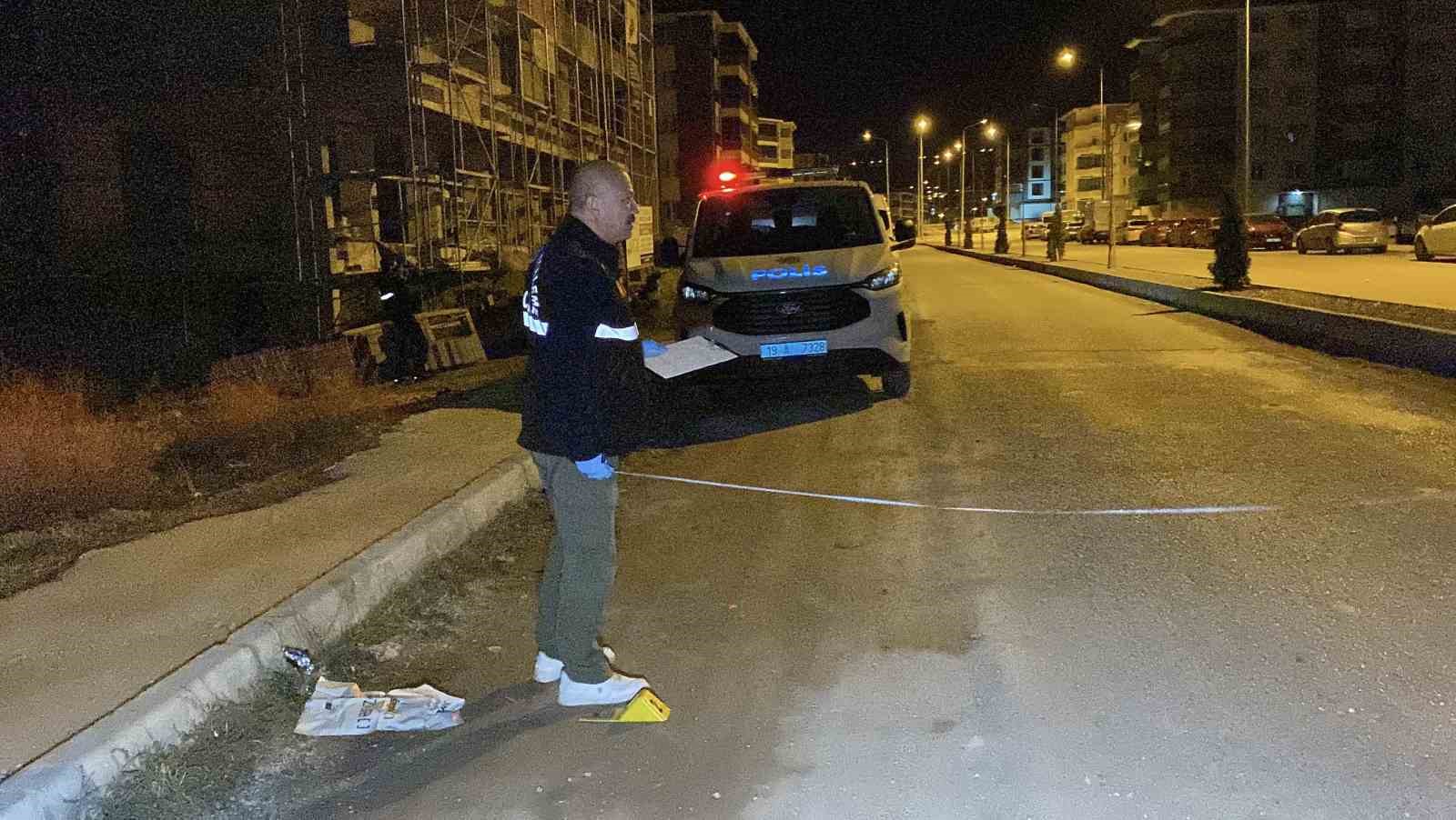 Sokakta rastgele tabancayla ateş eden maganda evin camına zarar verdi
