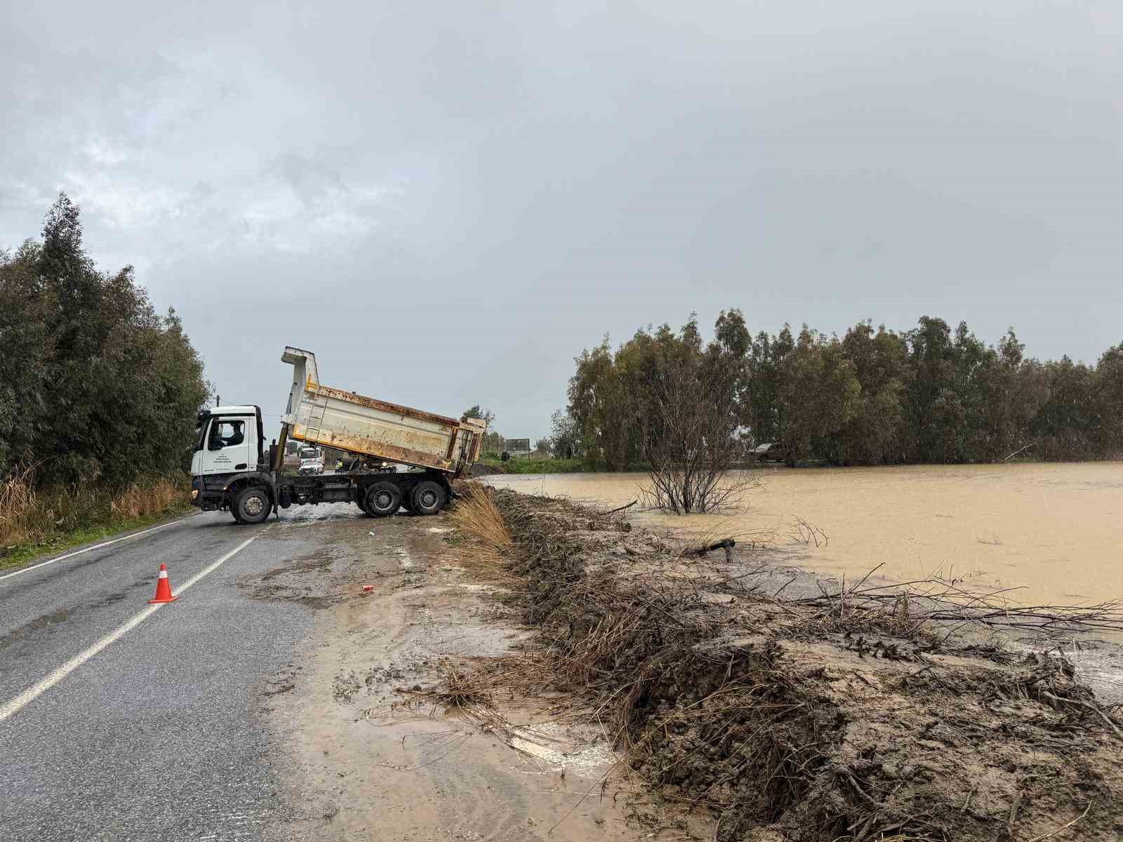 Söke Bağarası yolundaki taşkına ekiplerden anında müdahale
