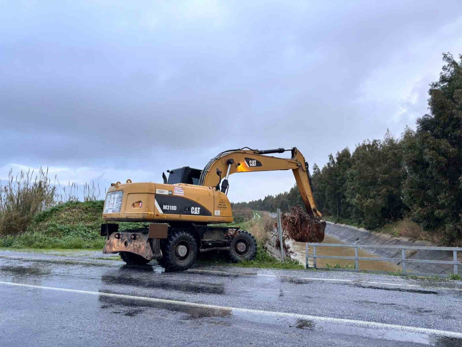Söke Bağarası yolundaki taşkına ekiplerden anında müdahale
