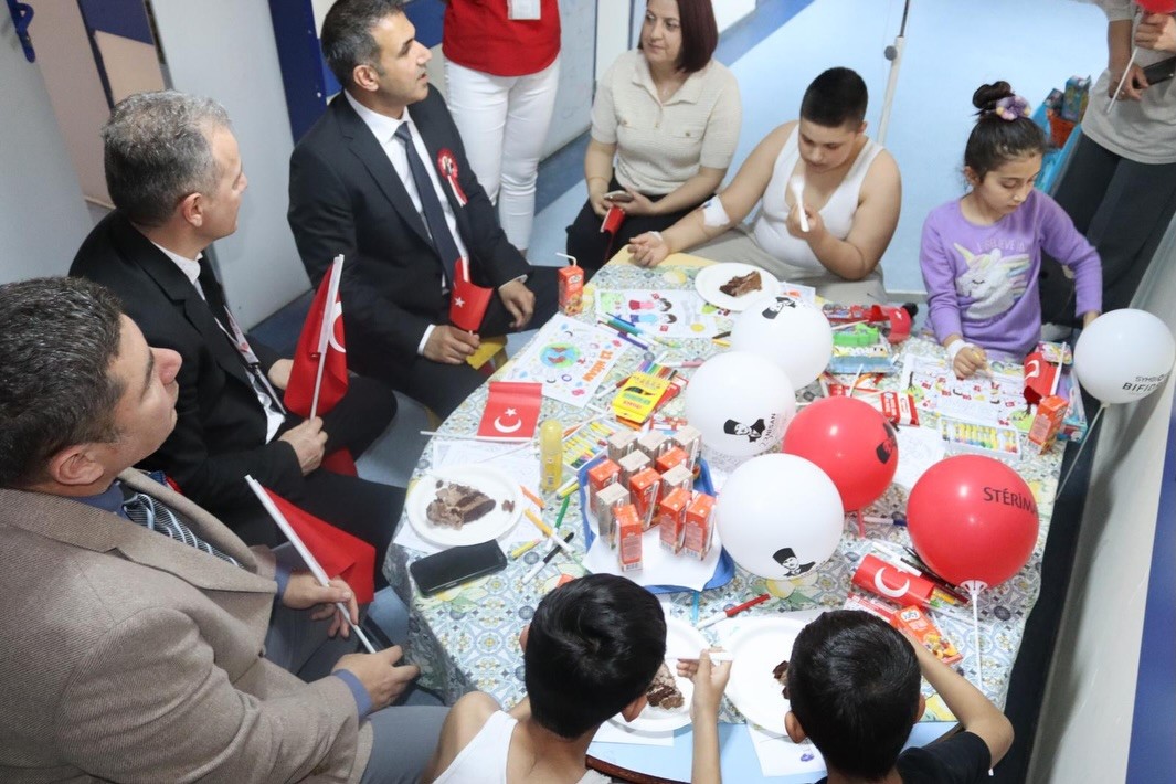 Söke Devlet Hastanesi’nde minik hastalara 23 Nisan sürprizi
