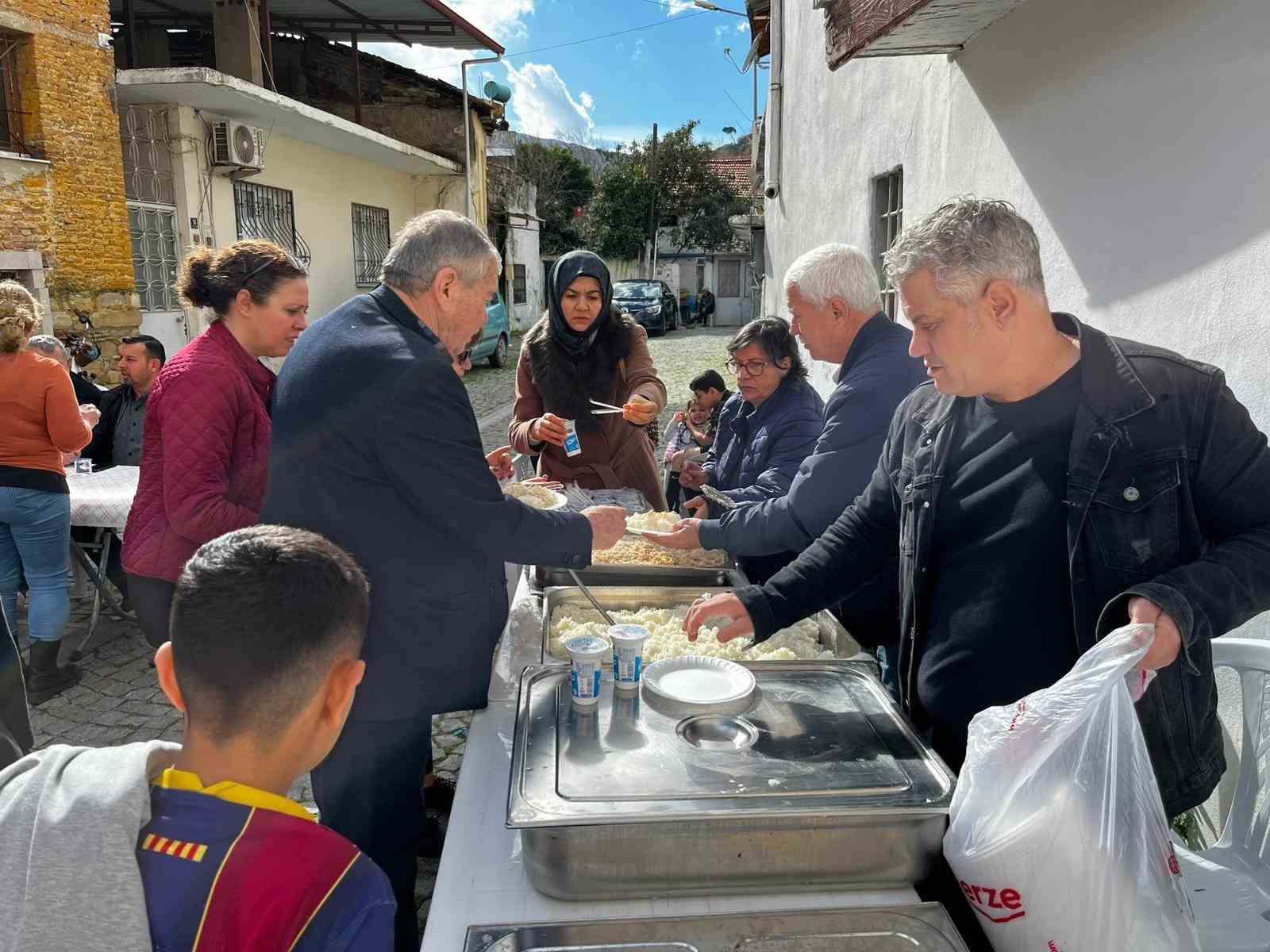Söke Kent Konseyi Kadın Meclisi’nden ‘Sevgi Aşı’ Etkinliği
Söke Kent Konseyi Kadın Meclisi’nden ‘Sevgi Aşı’ Etkinliği