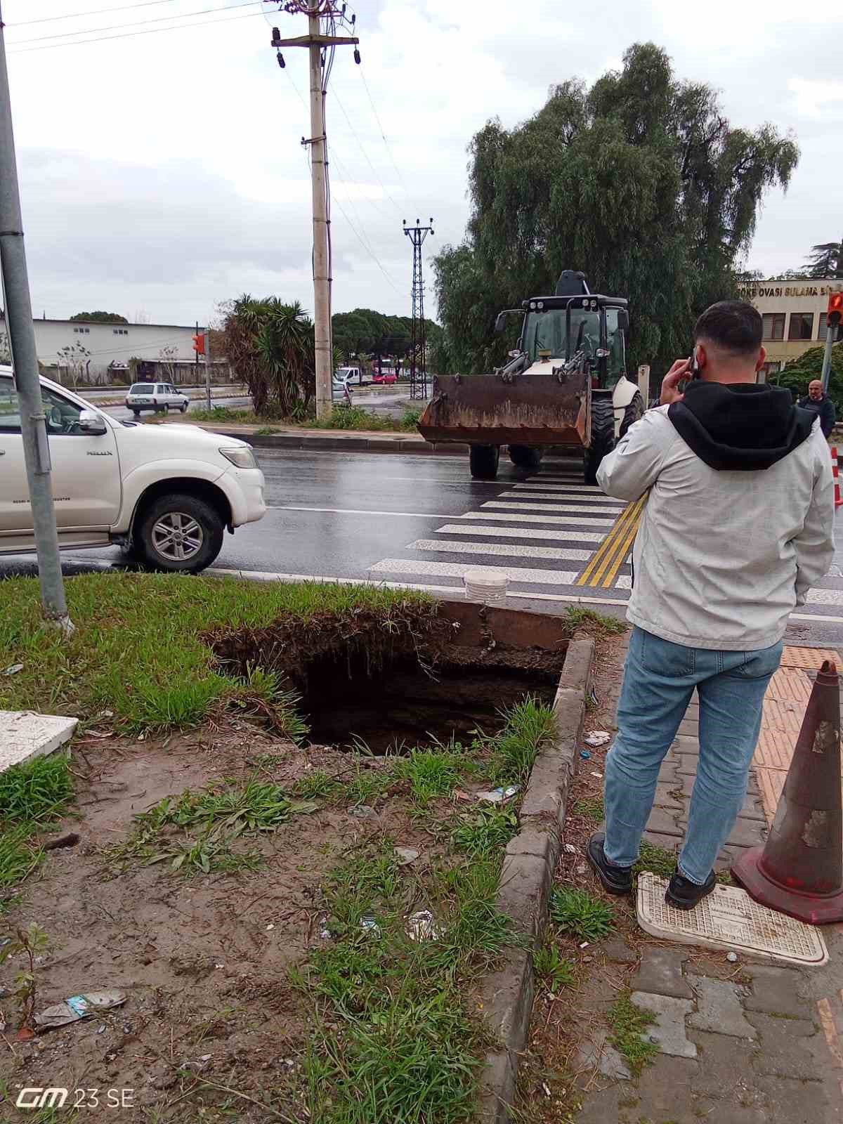 Söke’de Bağarası Kavşağında obruk paniğe paniğe yol açtı
