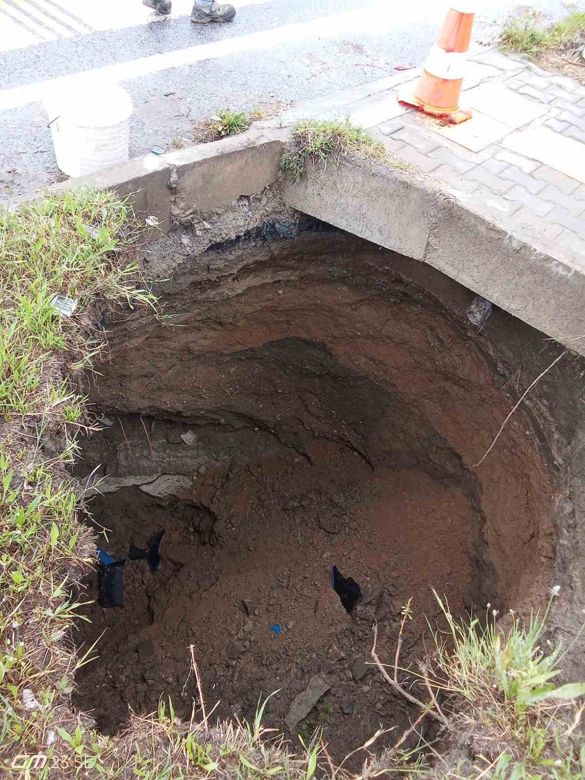 Söke’de Bağarası Kavşağında obruk paniğe paniğe yol açtı

