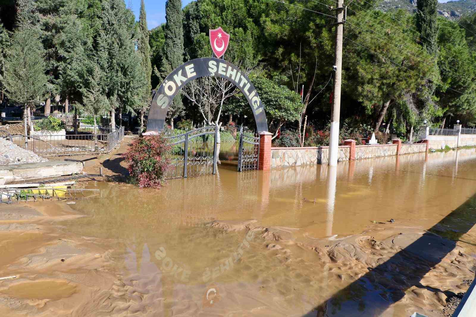 Söke’de Belediye ekipleri dört bir yanda mücadele ediyor
