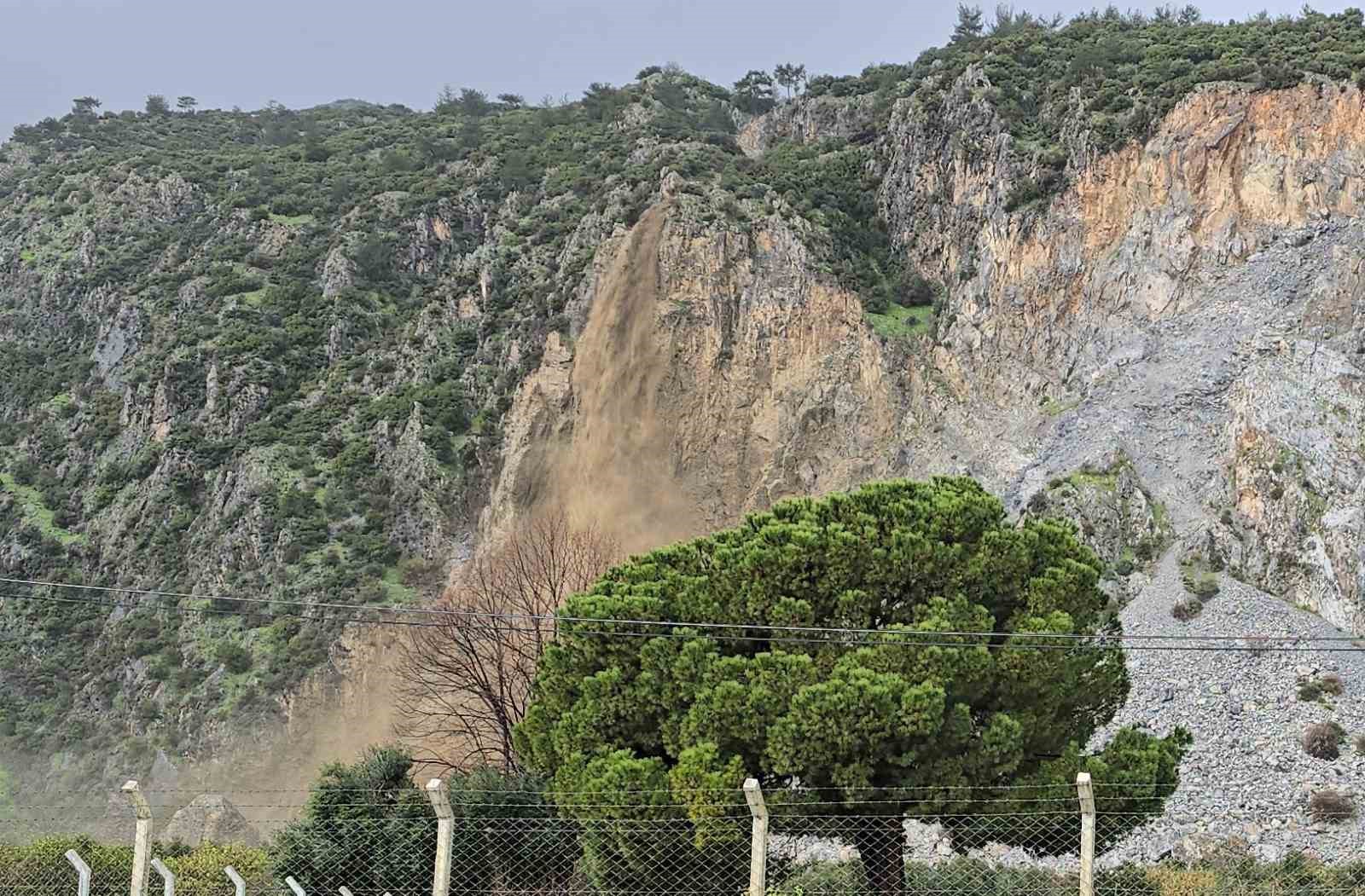 Söke’de dağdan akan sular adeta şelaleye döndü
