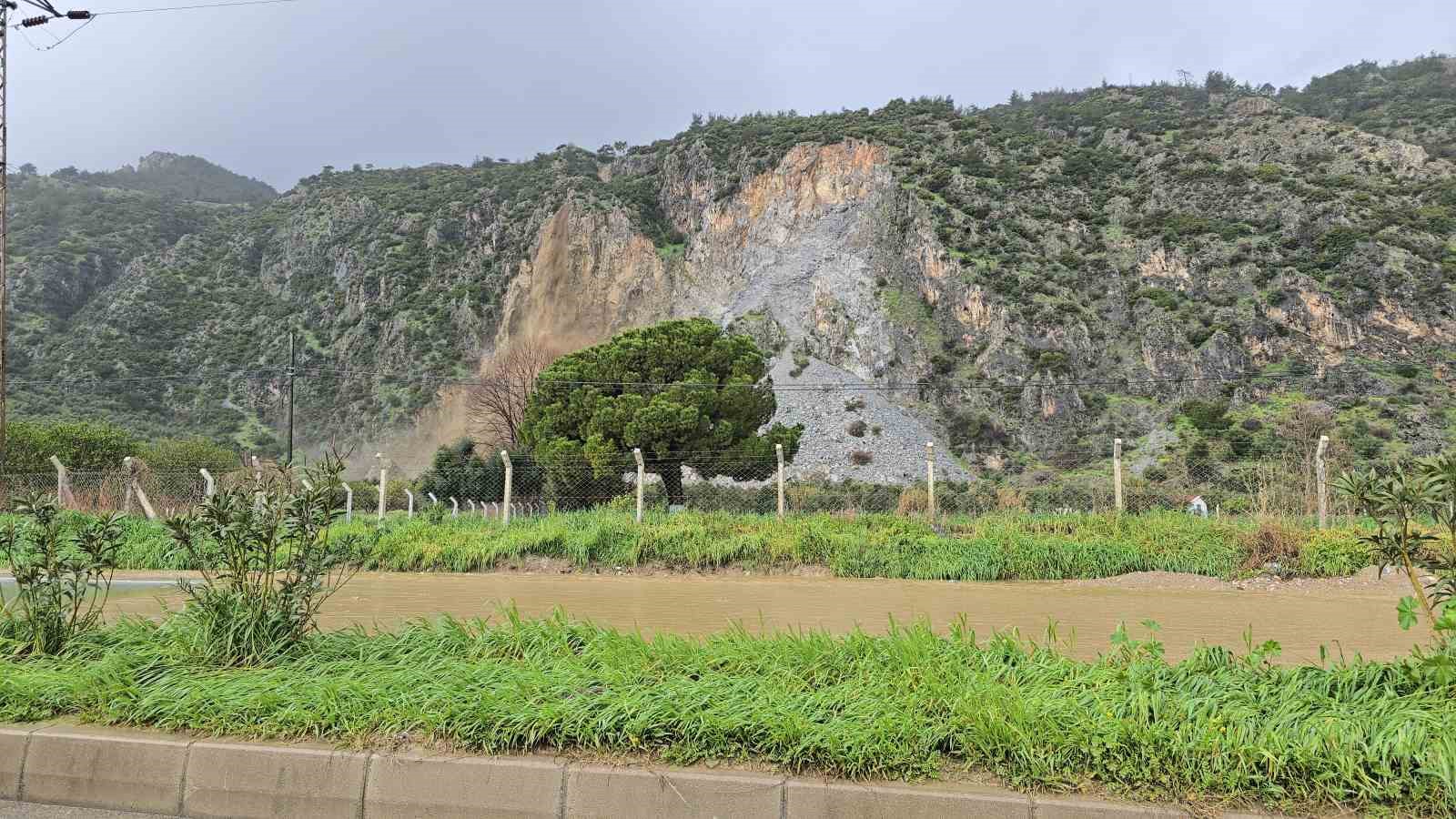 Söke’de dağdan akan sular adeta şelaleye döndü
