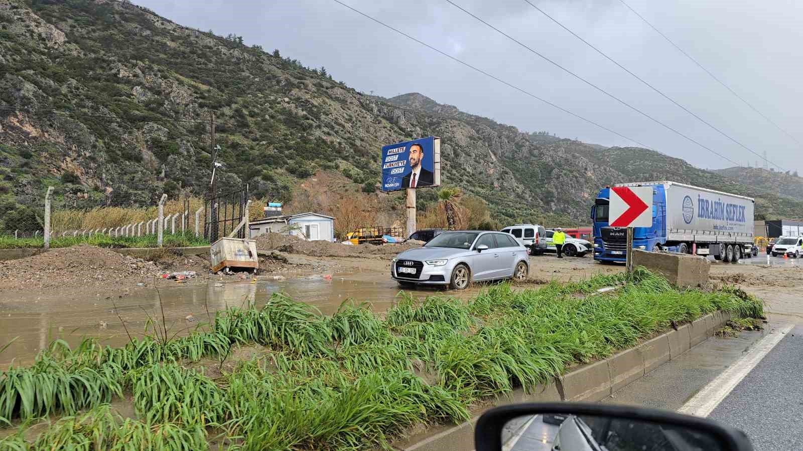 Söke’de dağdan akan sular adeta şelaleye döndü
