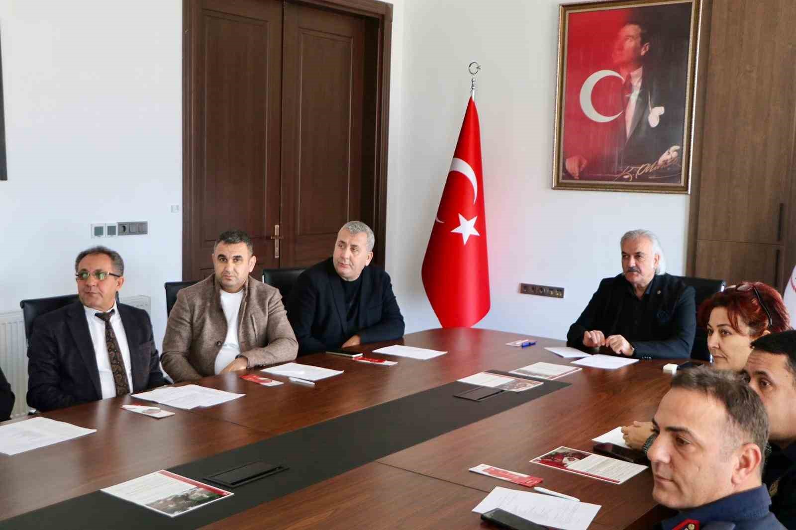 Söke’de Kadına Yönelik Şiddetle Mücadele toplantısı gerçekleştirildi
Söke’de Kadına Yönelik Şiddetle Mücadele toplantısı gerçekleştirildi