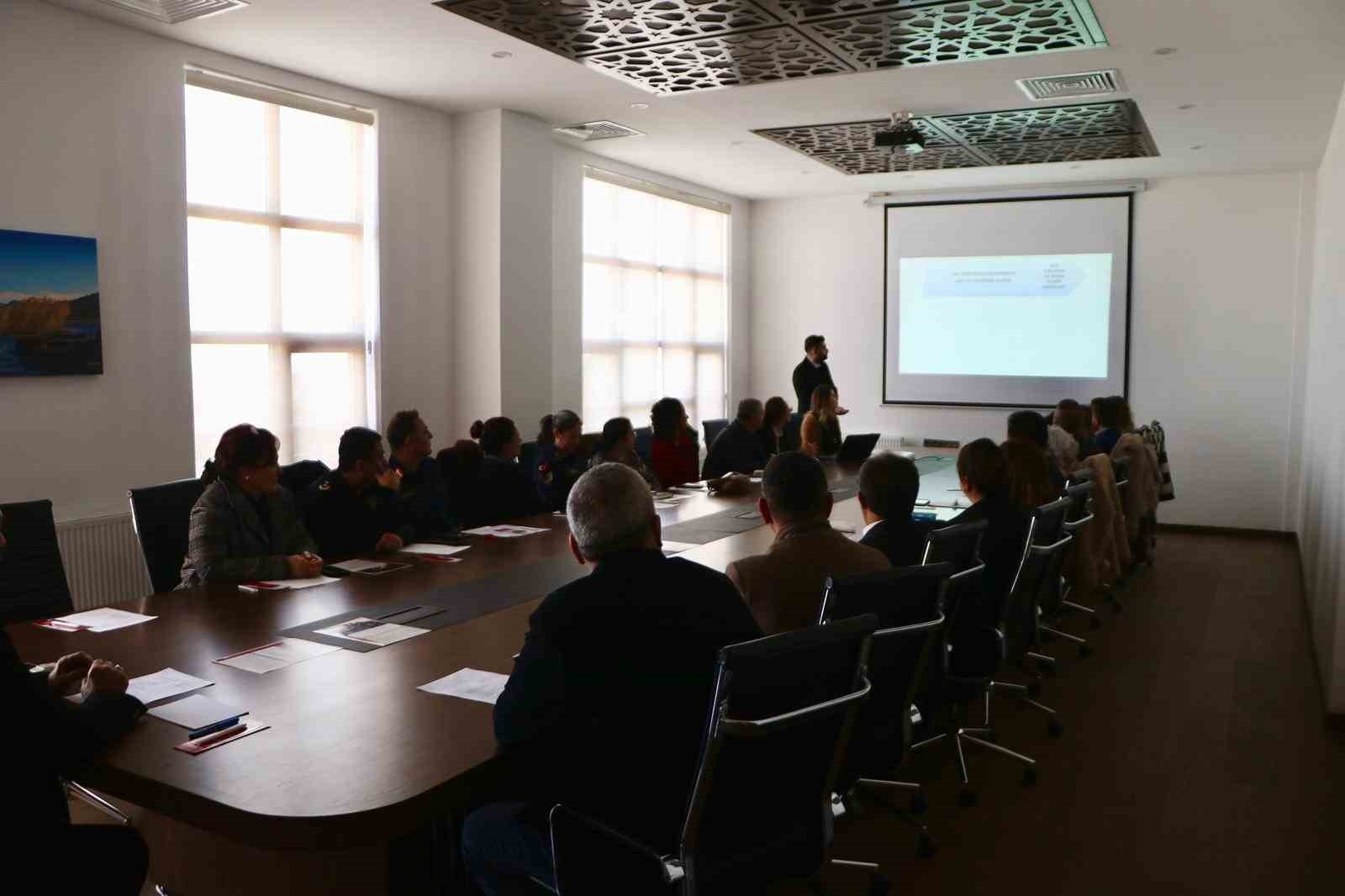 Söke’de Kadına Yönelik Şiddetle Mücadele toplantısı gerçekleştirildi
Söke’de Kadına Yönelik Şiddetle Mücadele toplantısı gerçekleştirildi