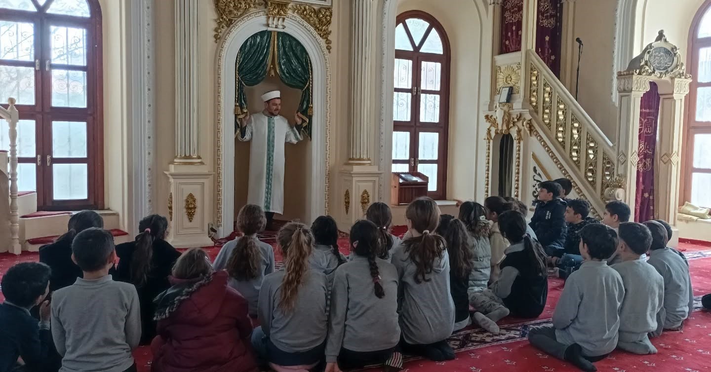 Söke’de öğrenciler camilerin tarihini yerinde öğreniyor
