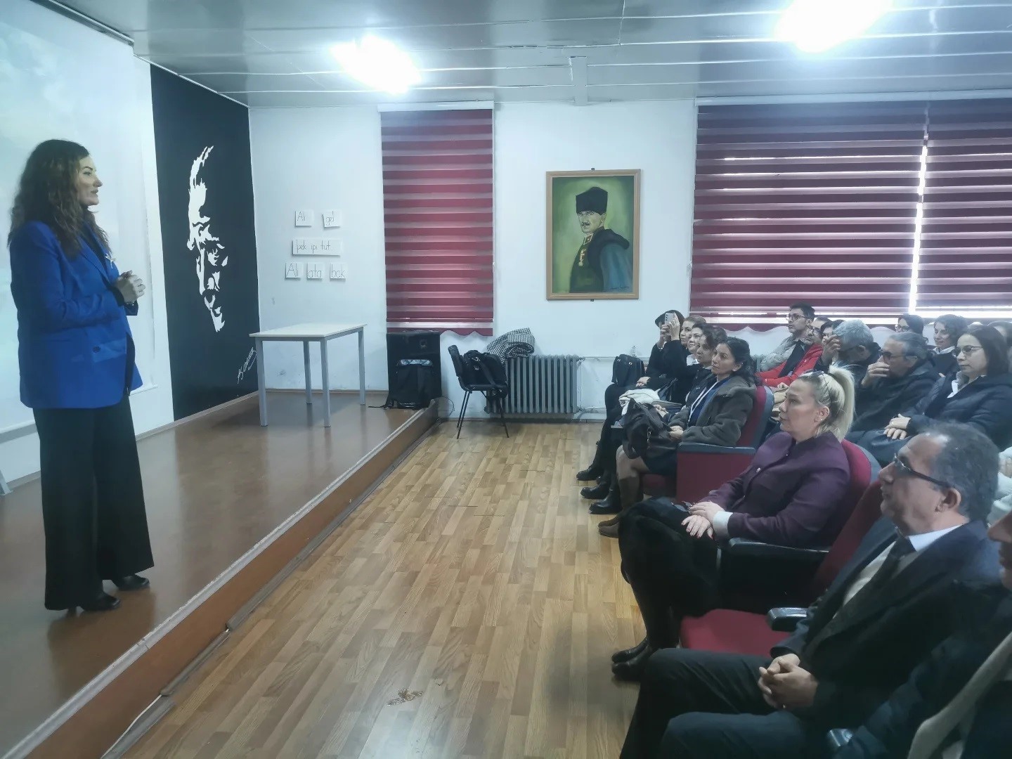 Söke’de öğretmenlere güncellenen ders kitapları semineri verildi
