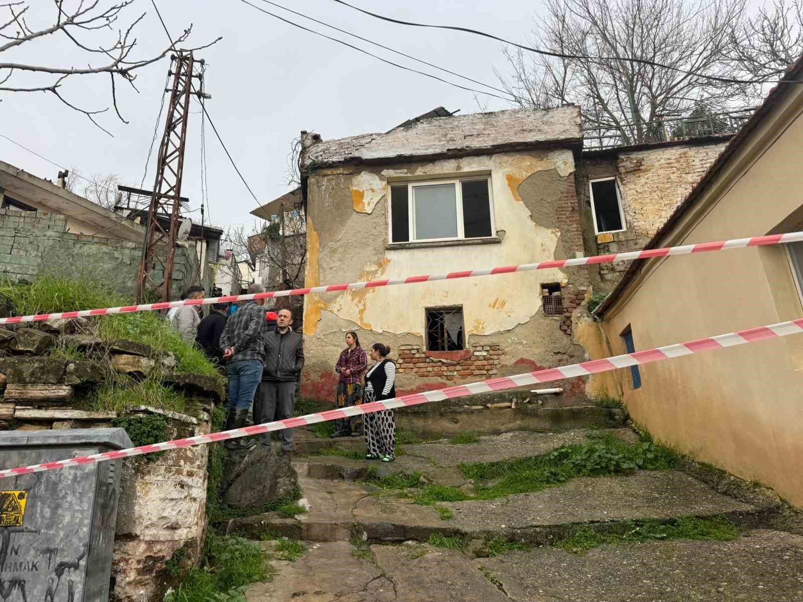 Söke’de yağmurun yumuşattığı evin duvarı çöktü
