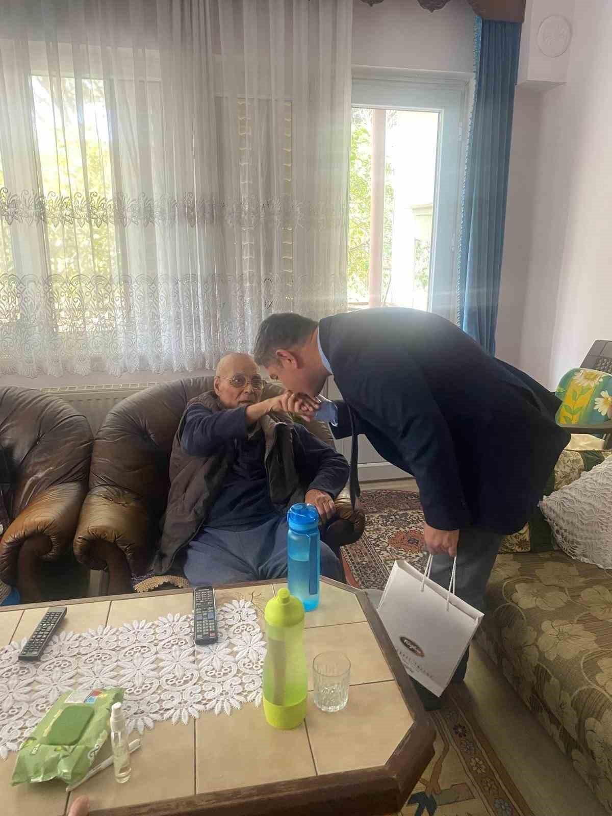 Söke’de yaşlı çınarları ziyaret edip, moral verdiler
