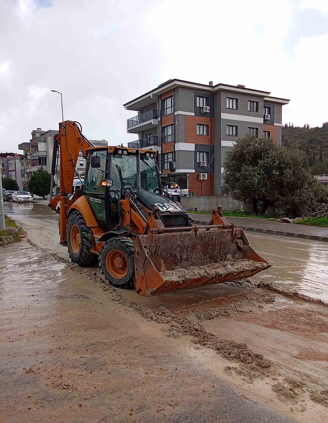 Söke’de yoğun yağış nedeniyle belediye ekipleri teyakkuzda
