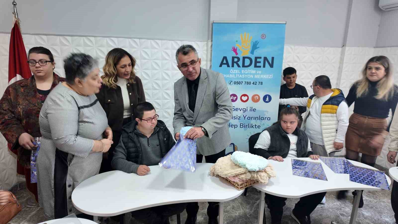 Söke’nin özel çocuklarından Şırnak’taki kardeşlerine sıcak hediye
Söke’nin özel çocuklarından Şırnak’taki kardeşlerine sıcak hediye