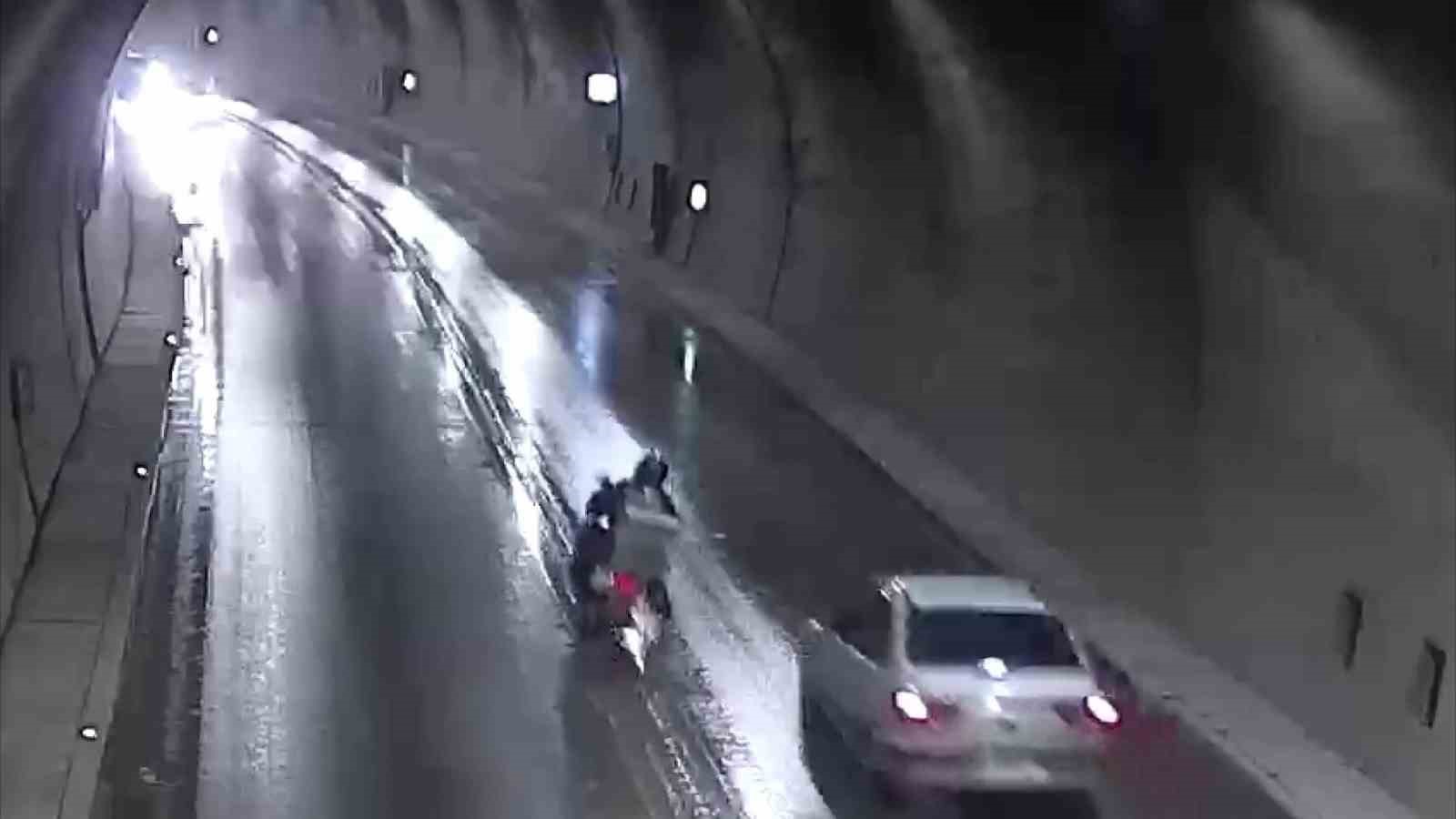 Sollamaya çalıştığı otomobilin önüne düştü, ezilmekten son anda kurtuldu
