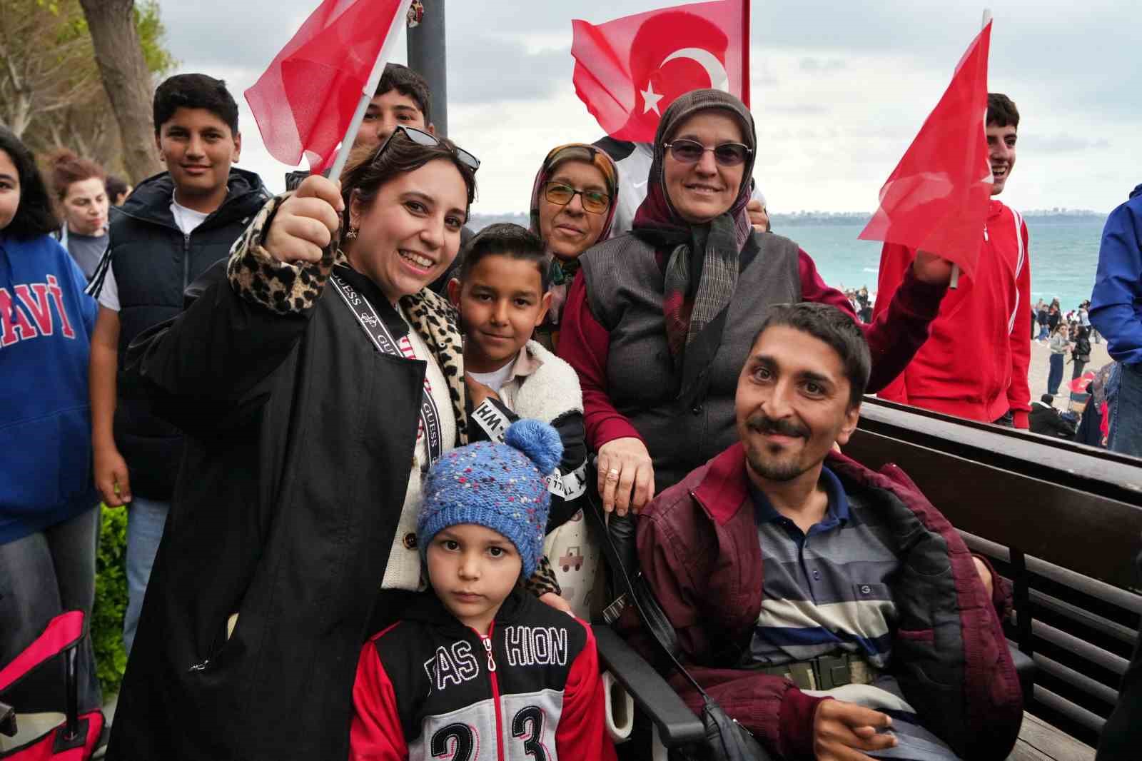 SOLOTÜRK Antalya’da nefes kesti: 23 Nisan kutlamalarında gökyüzü bayraklarla buluştu
