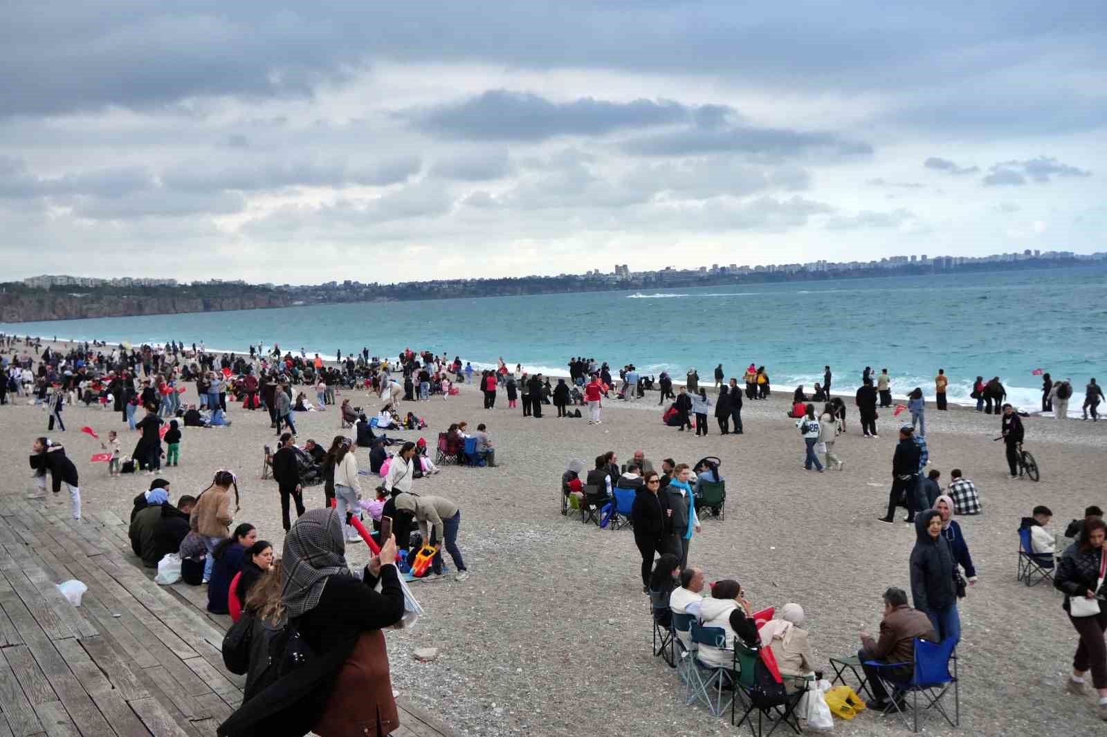SOLOTÜRK Antalya’da nefes kesti: 23 Nisan kutlamalarında gökyüzü bayraklarla buluştu
