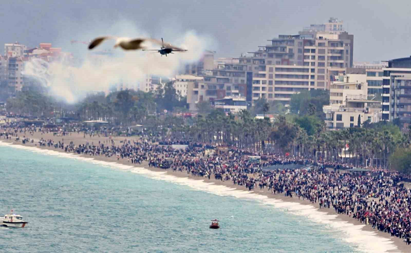 SOLOTÜRK Antalya’da nefes kesti: 23 Nisan kutlamalarında gökyüzü bayraklarla buluştu
