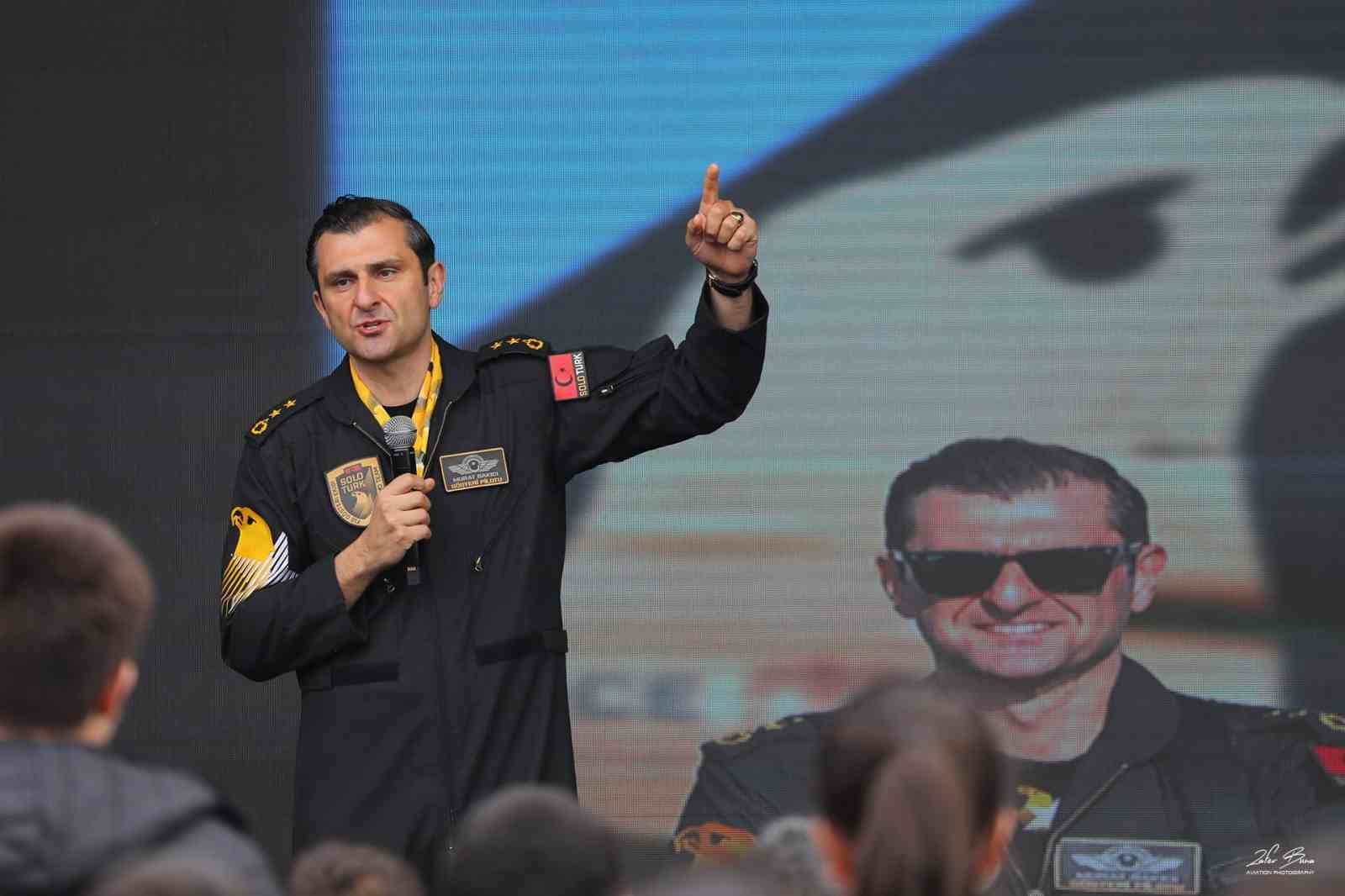 SOLOTÜRK pilotları İstanbul’da vatandaşlarla bir araya geldi
