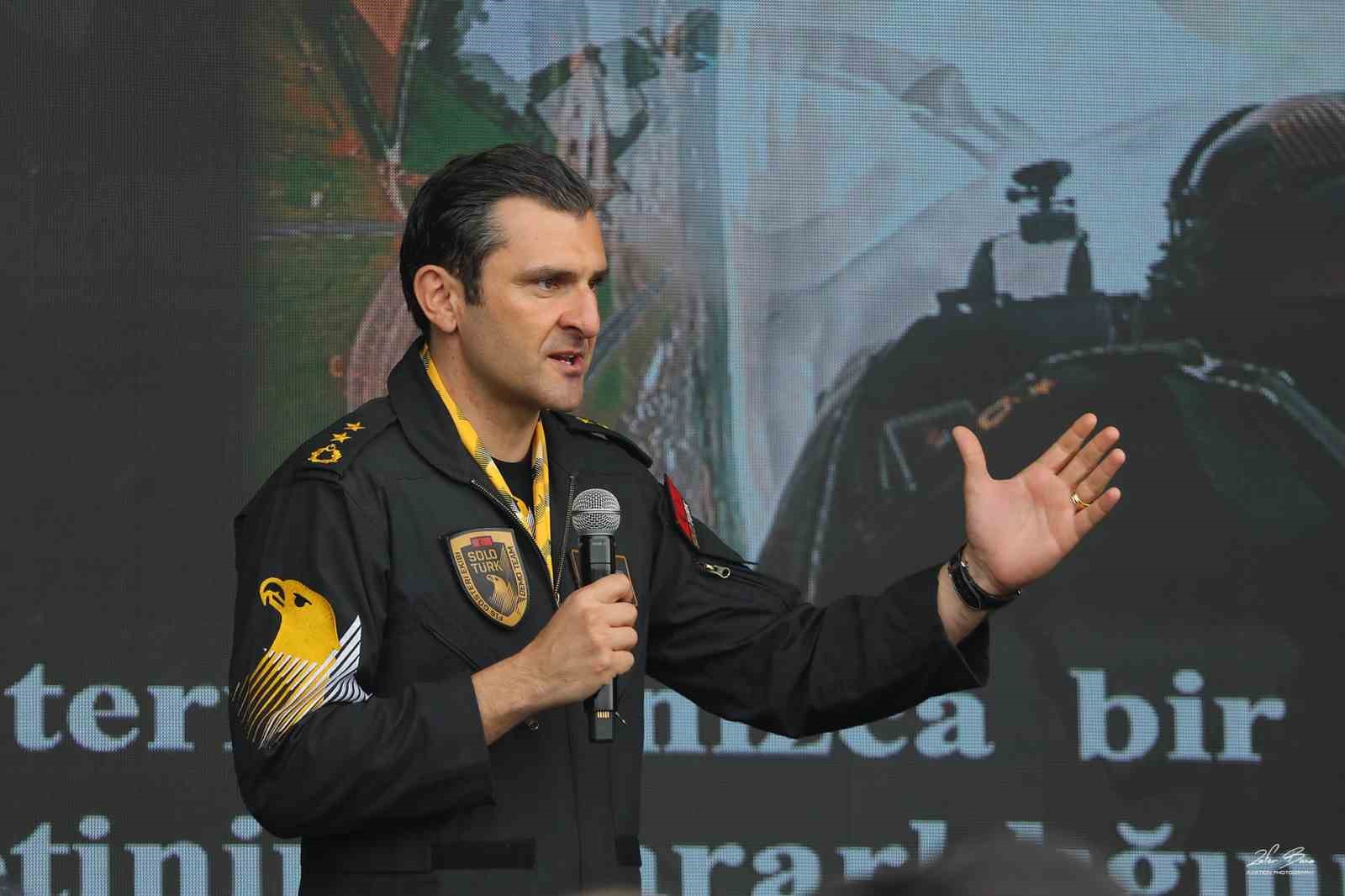 SOLOTÜRK pilotları İstanbul’da vatandaşlarla bir araya geldi
