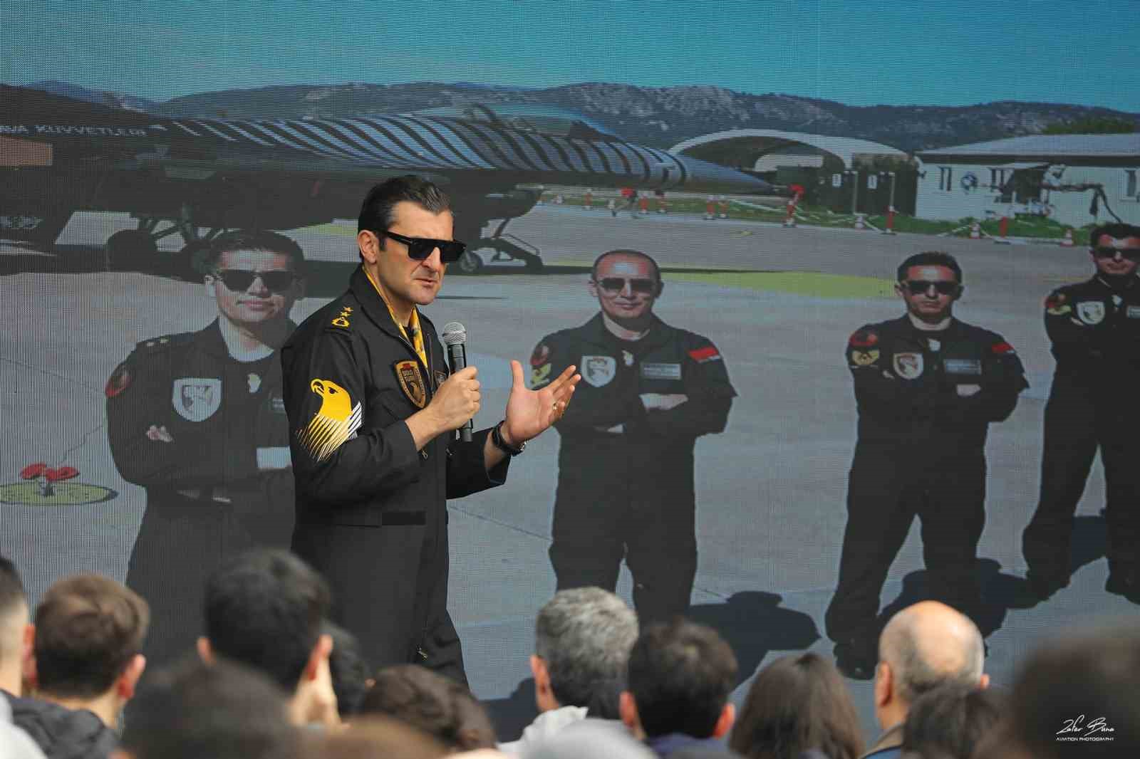 SOLOTÜRK pilotları İstanbul’da vatandaşlarla bir araya geldi
