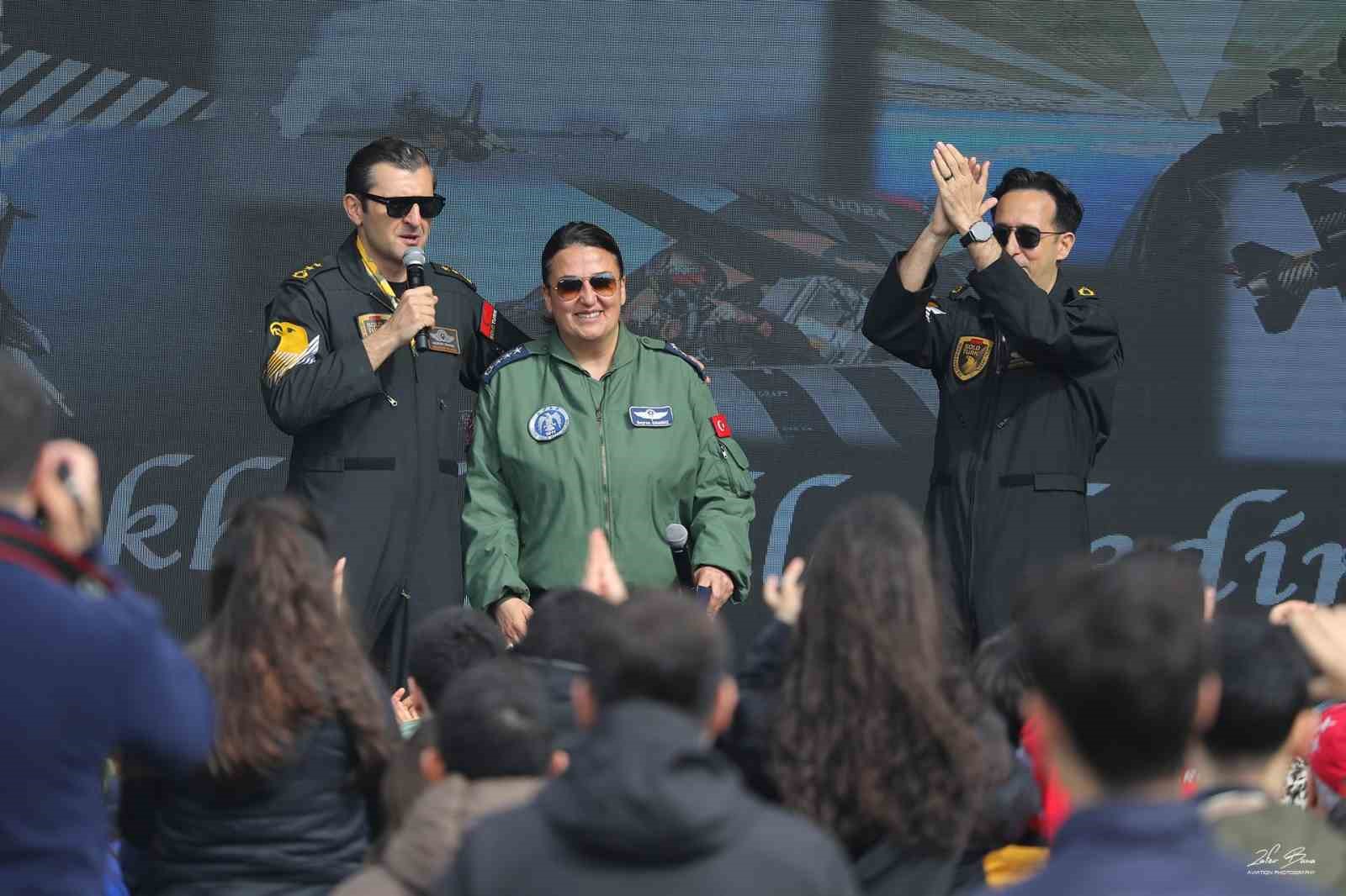 SOLOTÜRK pilotları İstanbul’da vatandaşlarla bir araya geldi
