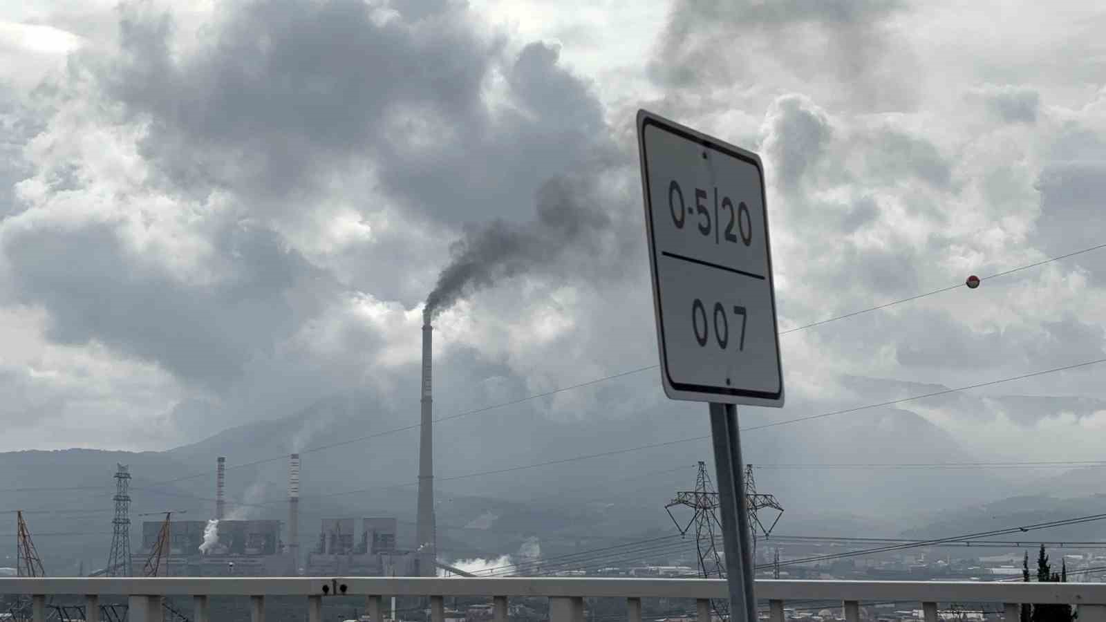 Soma’da, termik santralden yükselen siyah duman kentin soluğunu kesiyor
