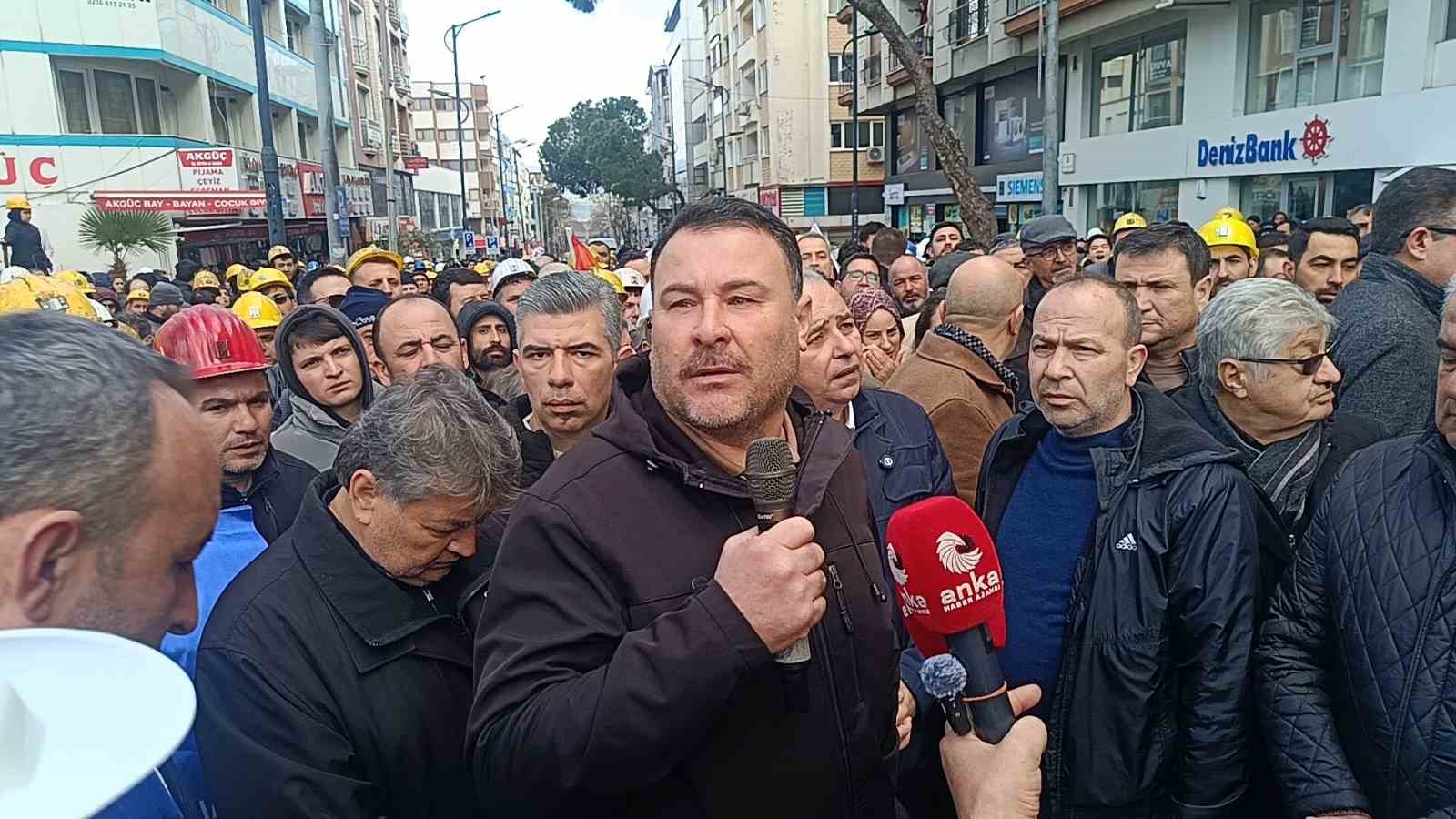 Soma’da yüzlerce maden işçisi şehir merkezine yürüdü
