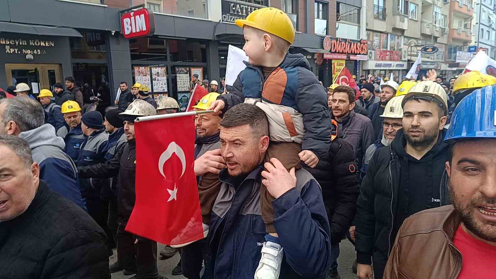 Soma’da yüzlerce maden işçisi şehir merkezine yürüdü
