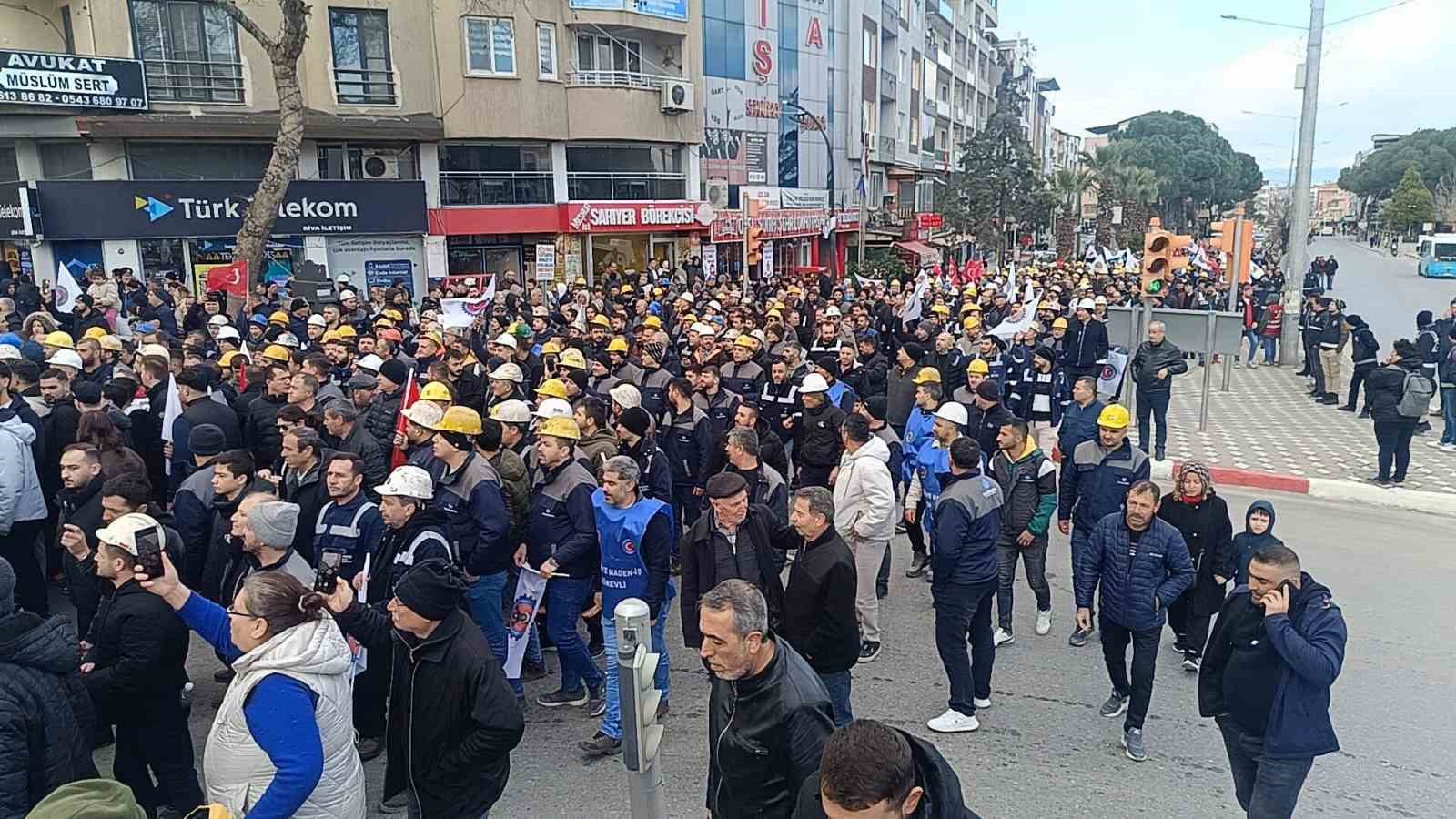 Soma’da yüzlerce maden işçisi şehir merkezine yürüdü
