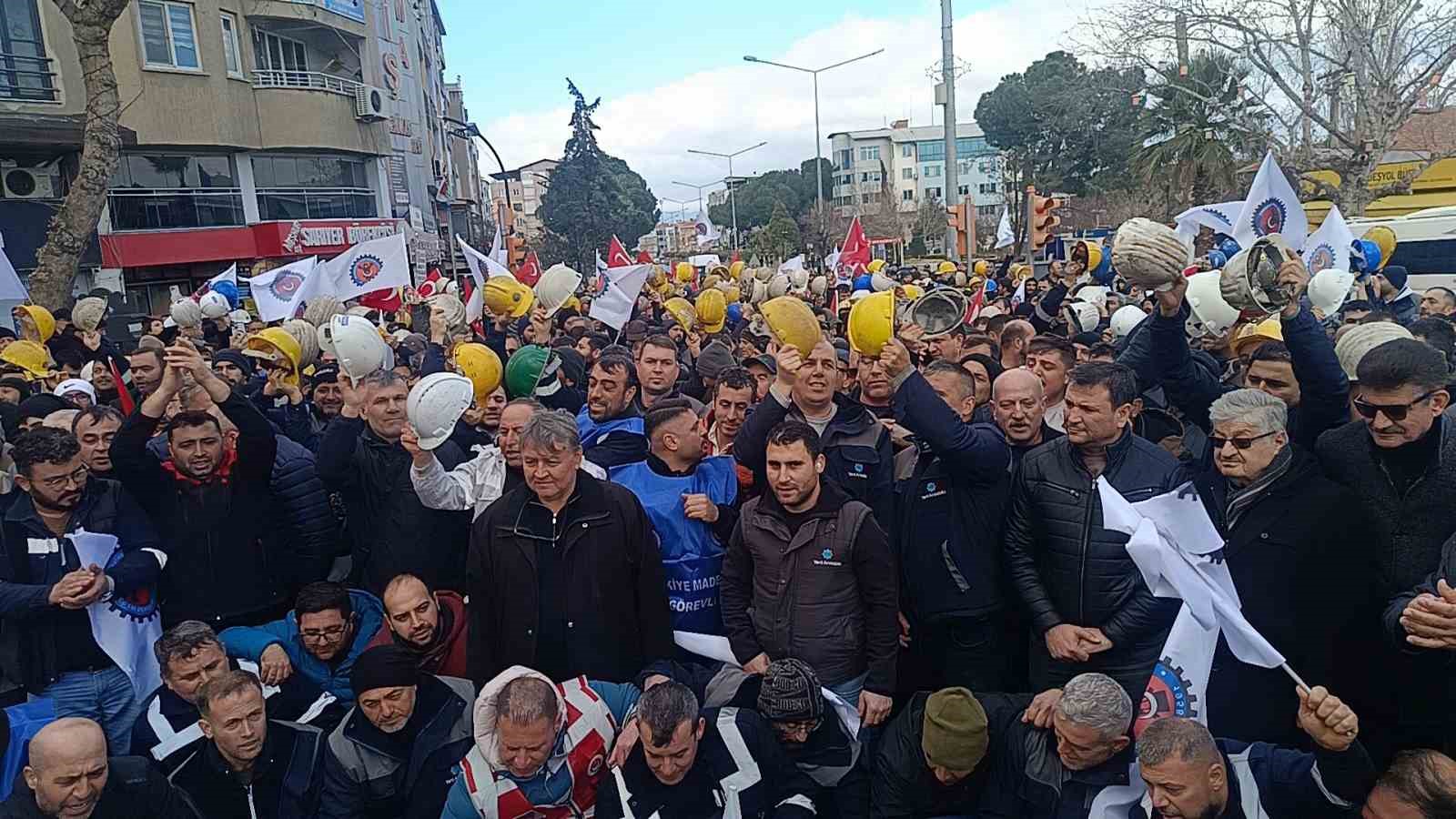 Soma’da yüzlerce maden işçisi şehir merkezine yürüdü
