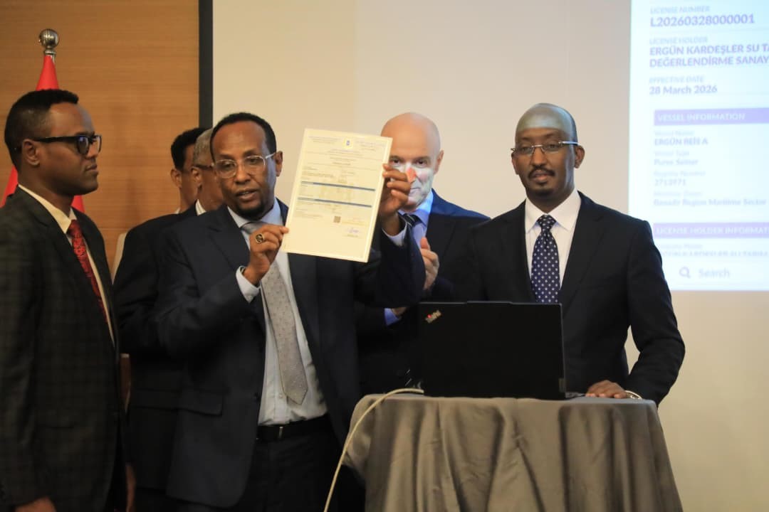 Somali’de "Ergun Reis A" gemisine uluslararası balıkçılık lisansı verildi
Somali’de "Ergun Reis A" gemisine uluslararası balıkçılık lisansı verildi