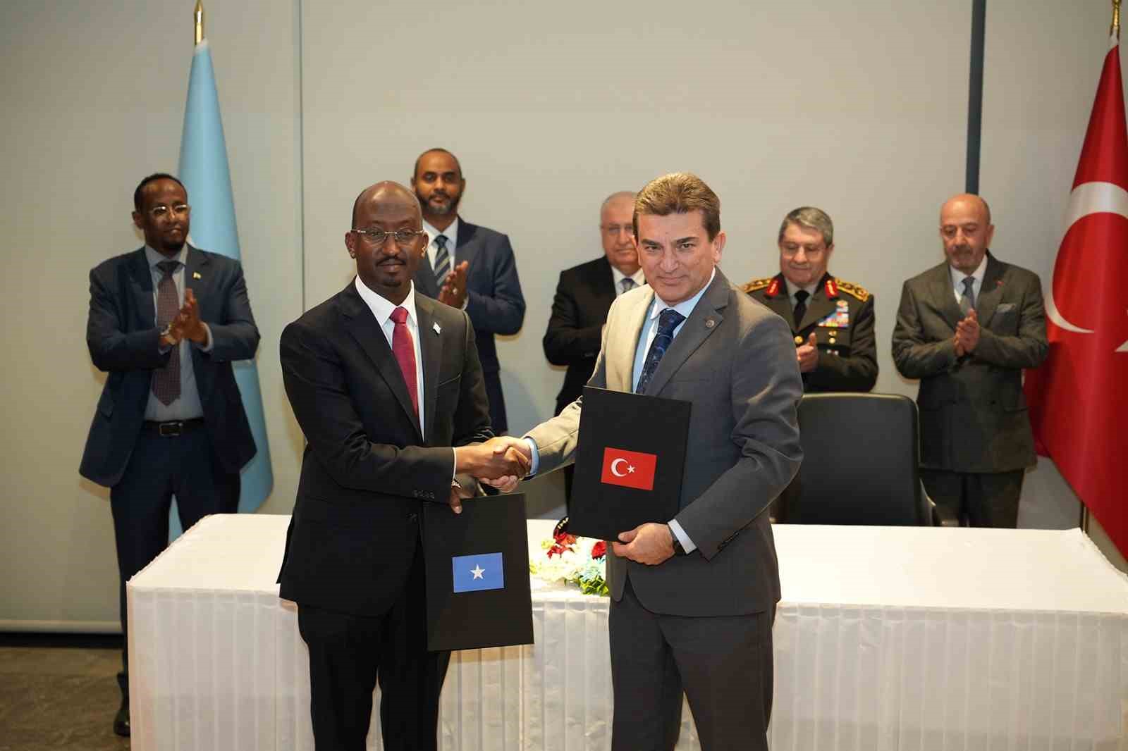 Somali’de "Ergun Reis A" gemisine uluslararası balıkçılık lisansı verildi
Somali’de "Ergun Reis A" gemisine uluslararası balıkçılık lisansı verildi