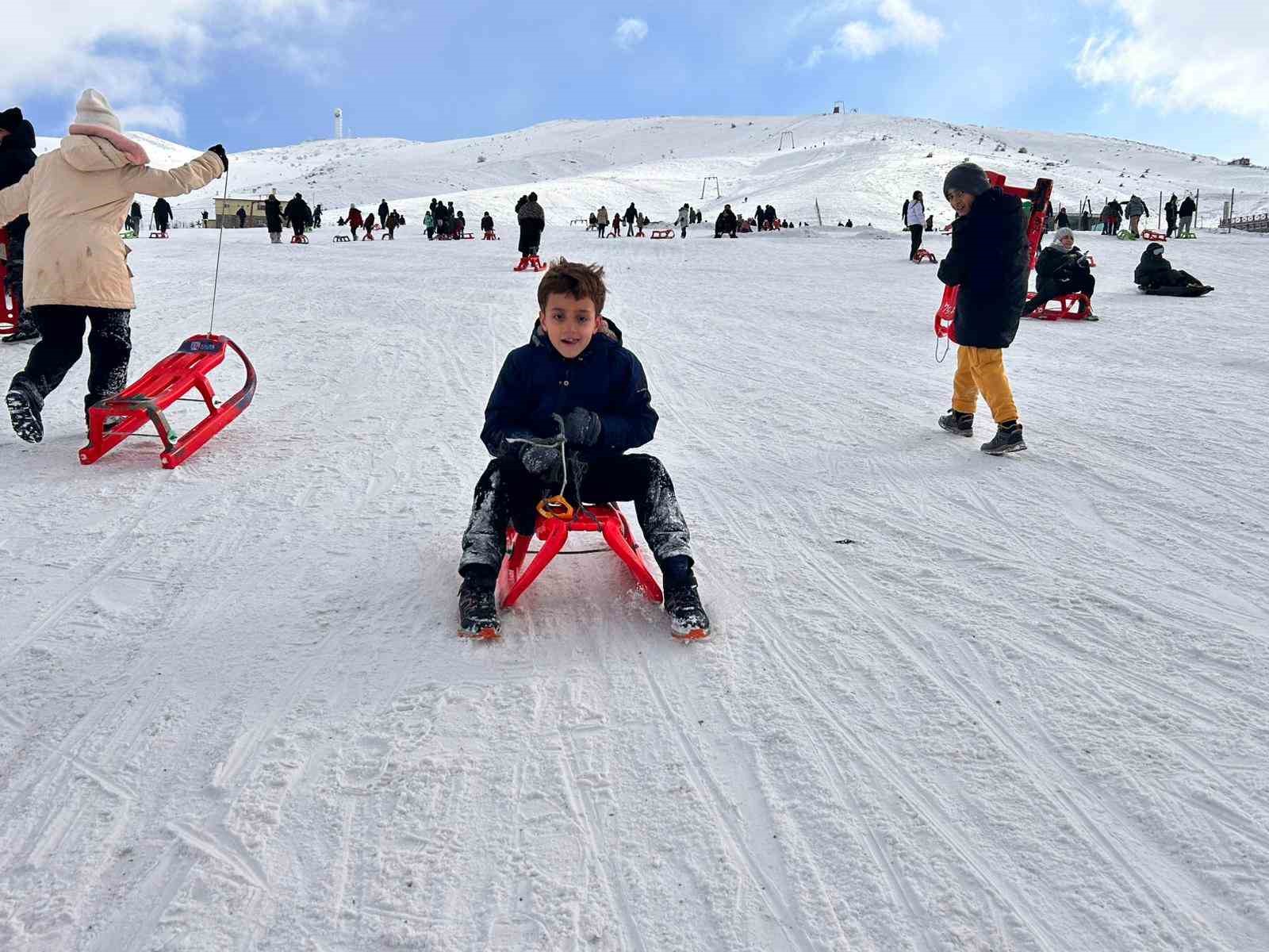 Sömestir tatilinde ailelerin adresi Elmadağ Kayak Merkezi oldu
