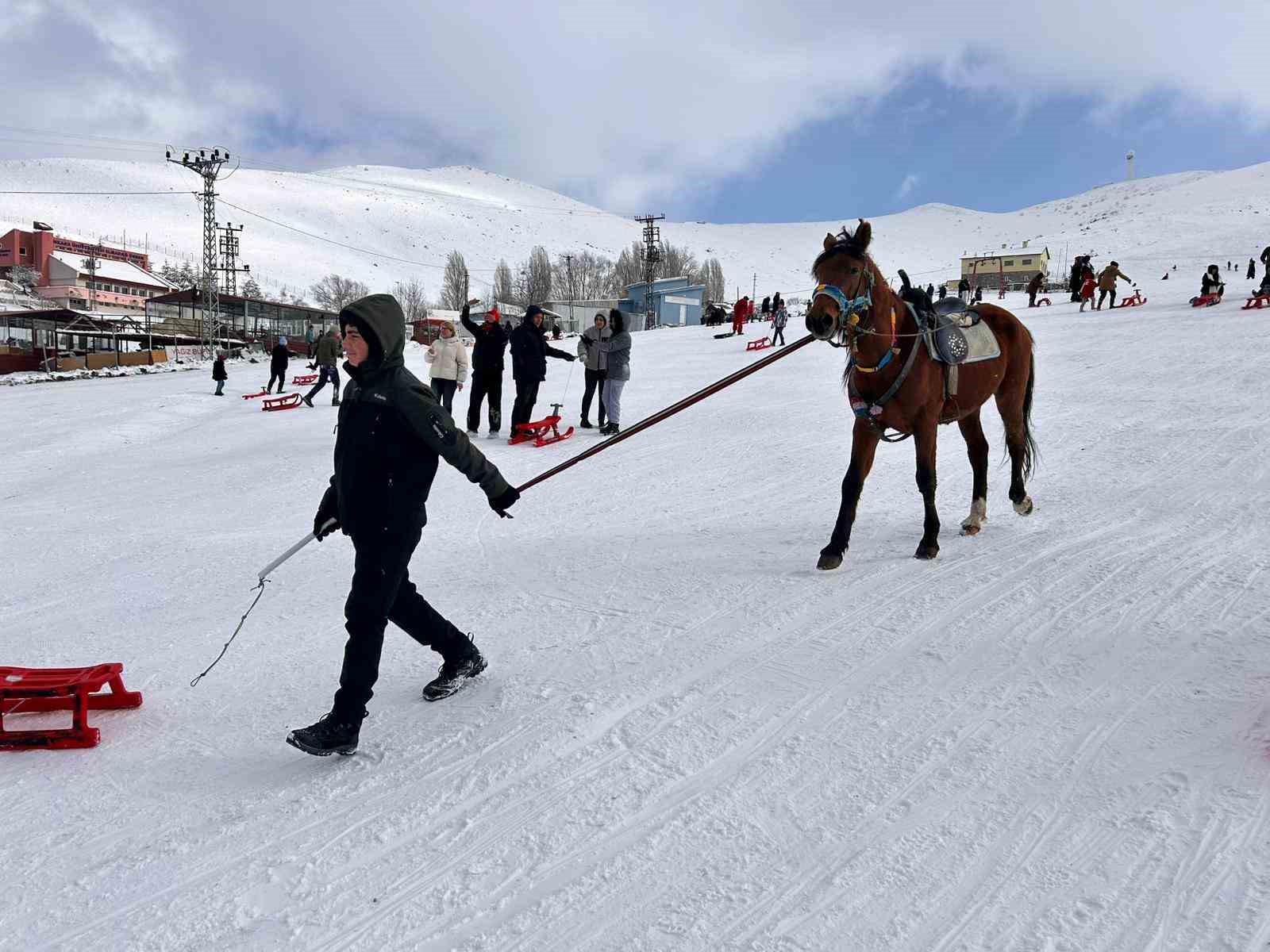Sömestir tatilinde ailelerin adresi Elmadağ Kayak Merkezi oldu
