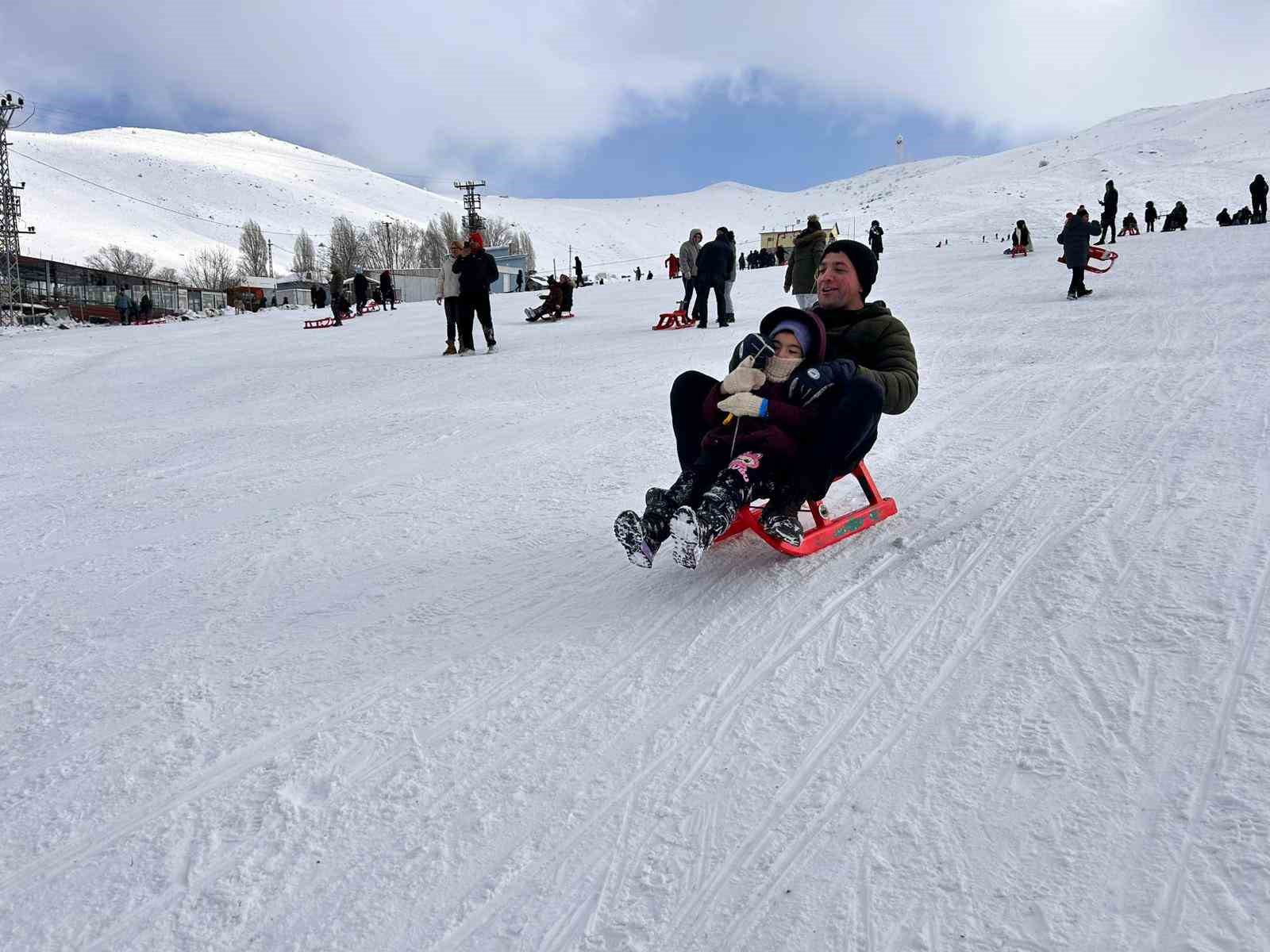 Sömestir tatilinde ailelerin adresi Elmadağ Kayak Merkezi oldu
