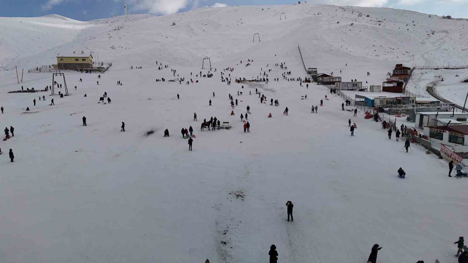 Sömestir tatilinde ailelerin adresi Elmadağ Kayak Merkezi oldu
