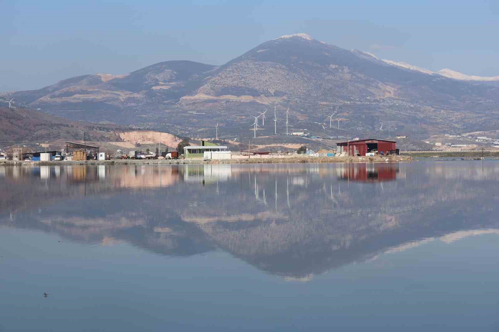 Son 65 yılın en kurak yılını geride bırakan Hatay’da etkili olan yağışla tarım arazileri su altında kaldı
